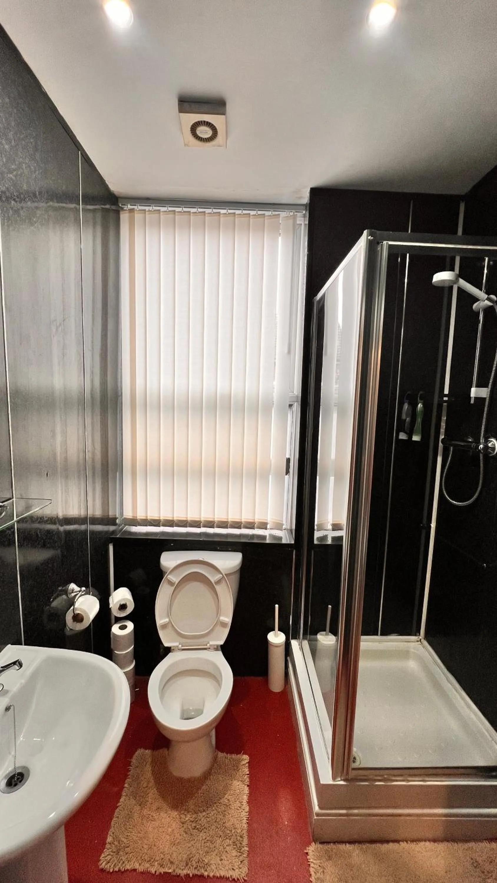 Bathroom in Castle Lodge Guest House 86-88 Sheil Rd L6 3AF