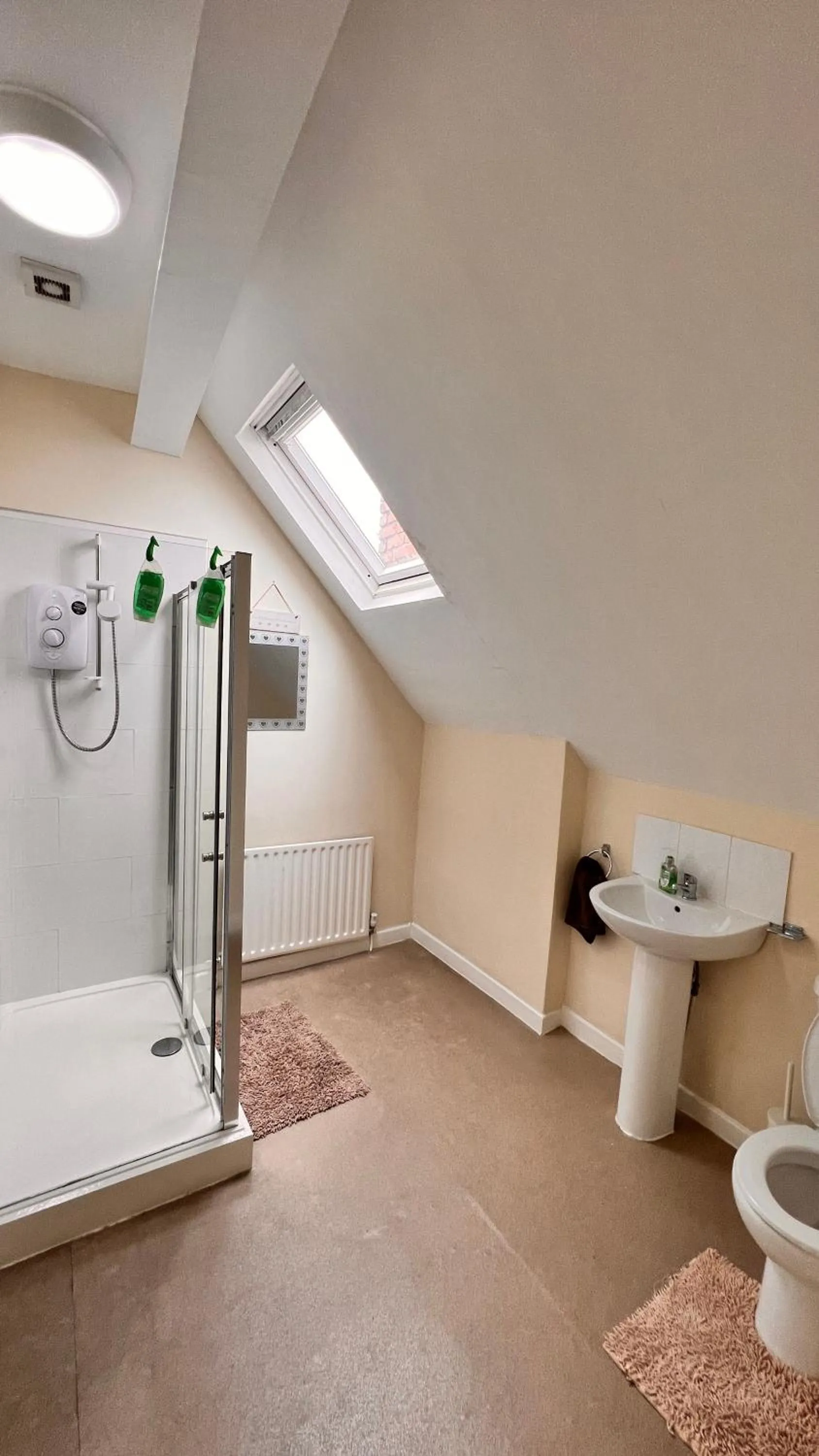 Bathroom in Castle Lodge Guest House 86-88 Sheil Rd L6 3AF