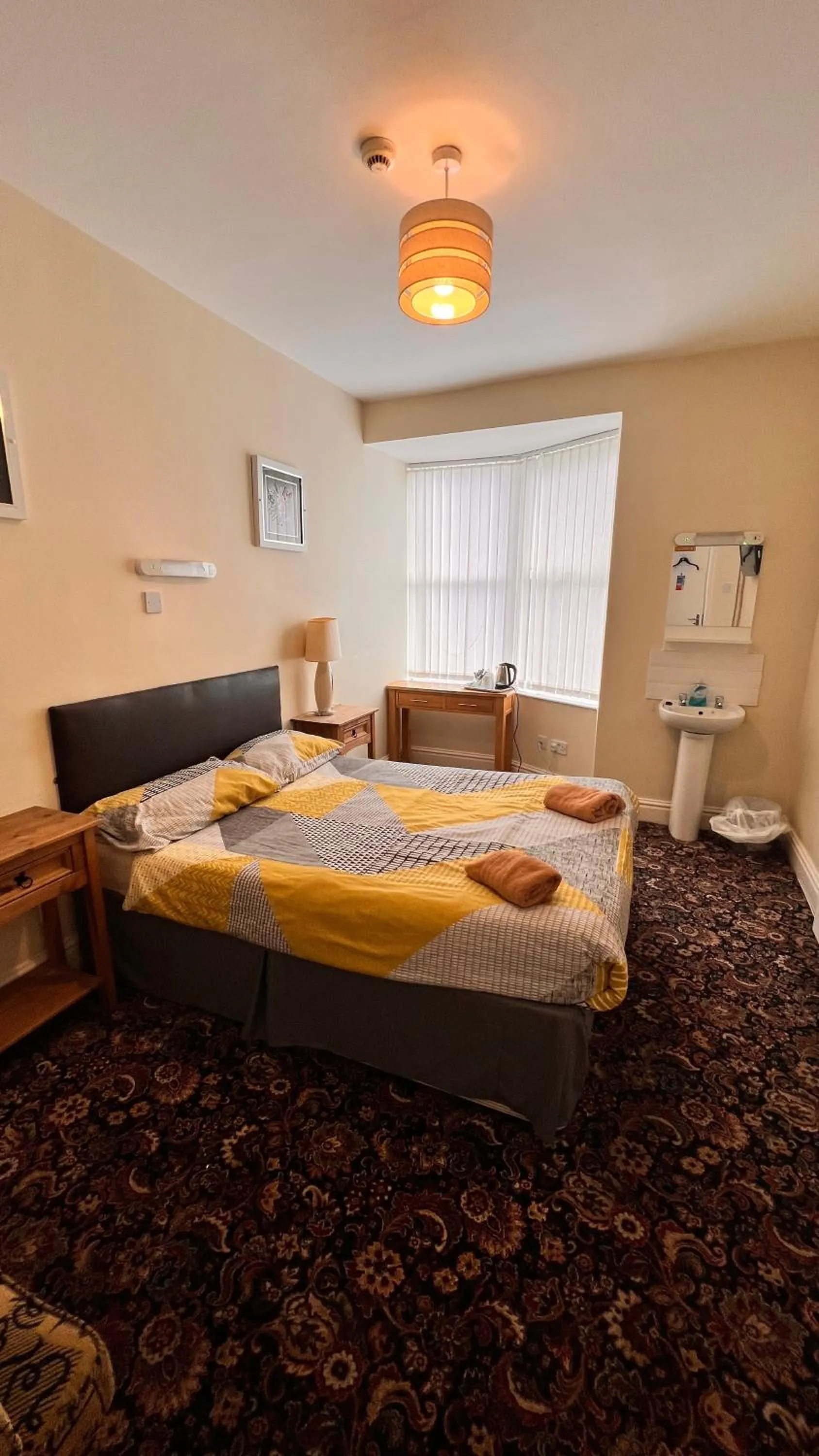 Photo of the whole room, Bed in Castle Lodge Guest House 86-88 Sheil Rd L6 3AF