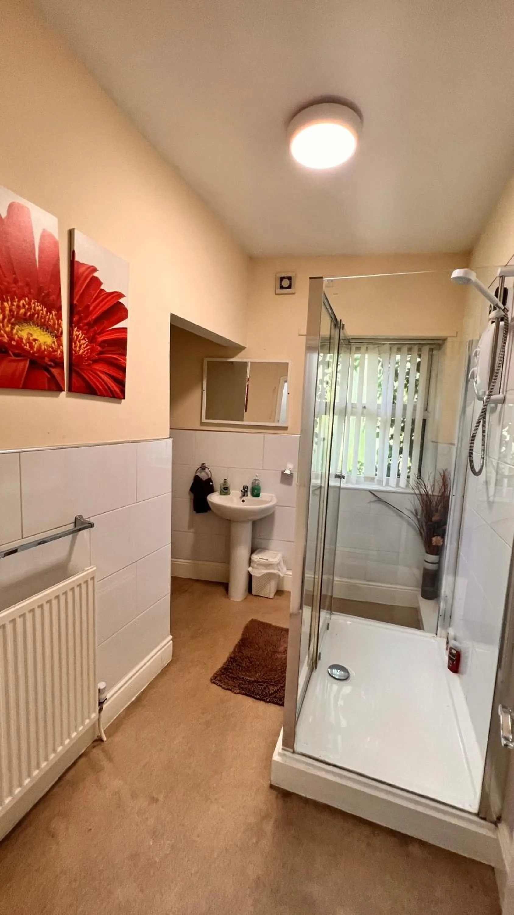 Bathroom in Castle Lodge Guest House 86-88 Sheil Rd L6 3AF