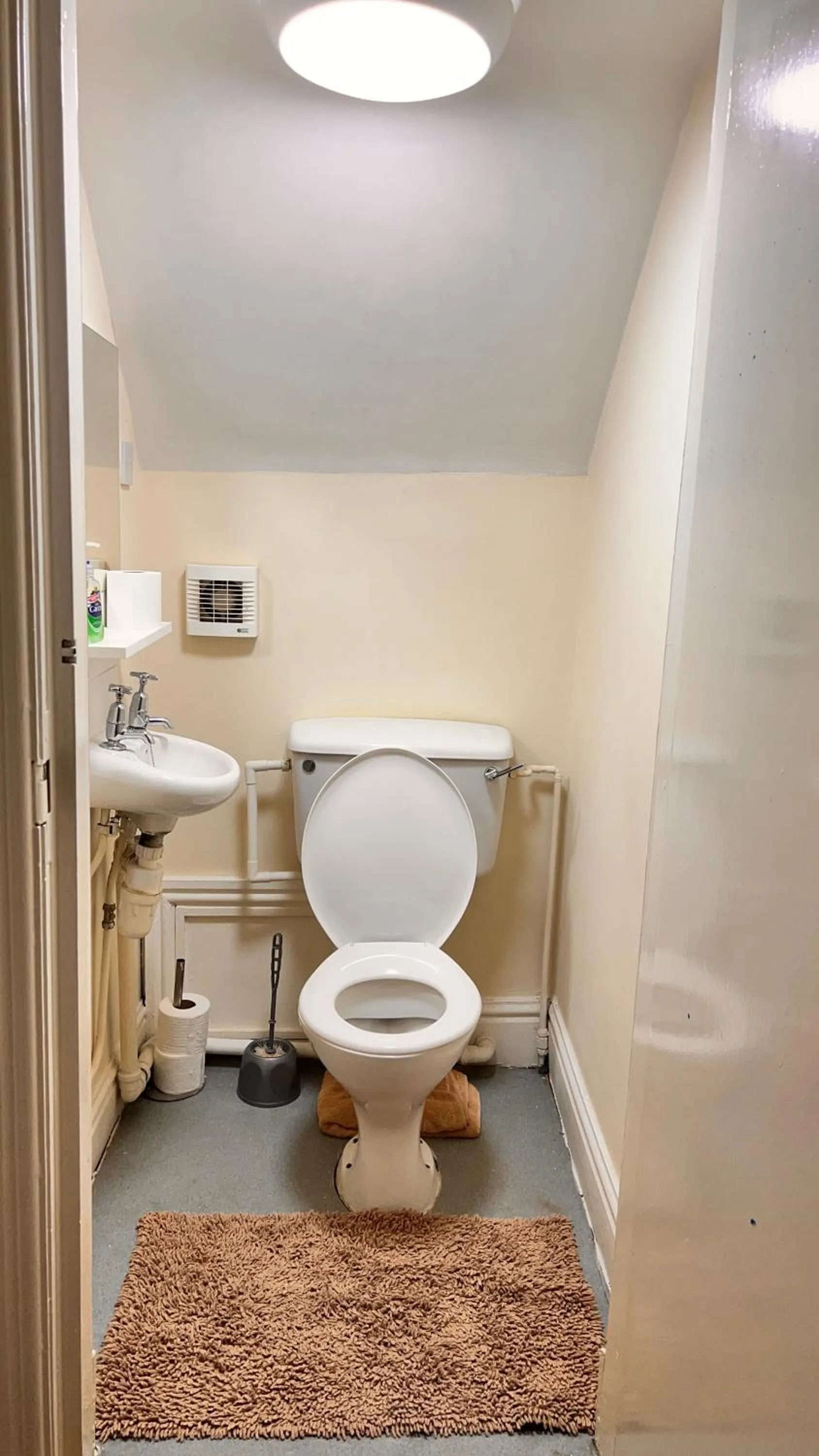 Toilet in Castle Lodge Guest House 86-88 Sheil Rd L6 3AF