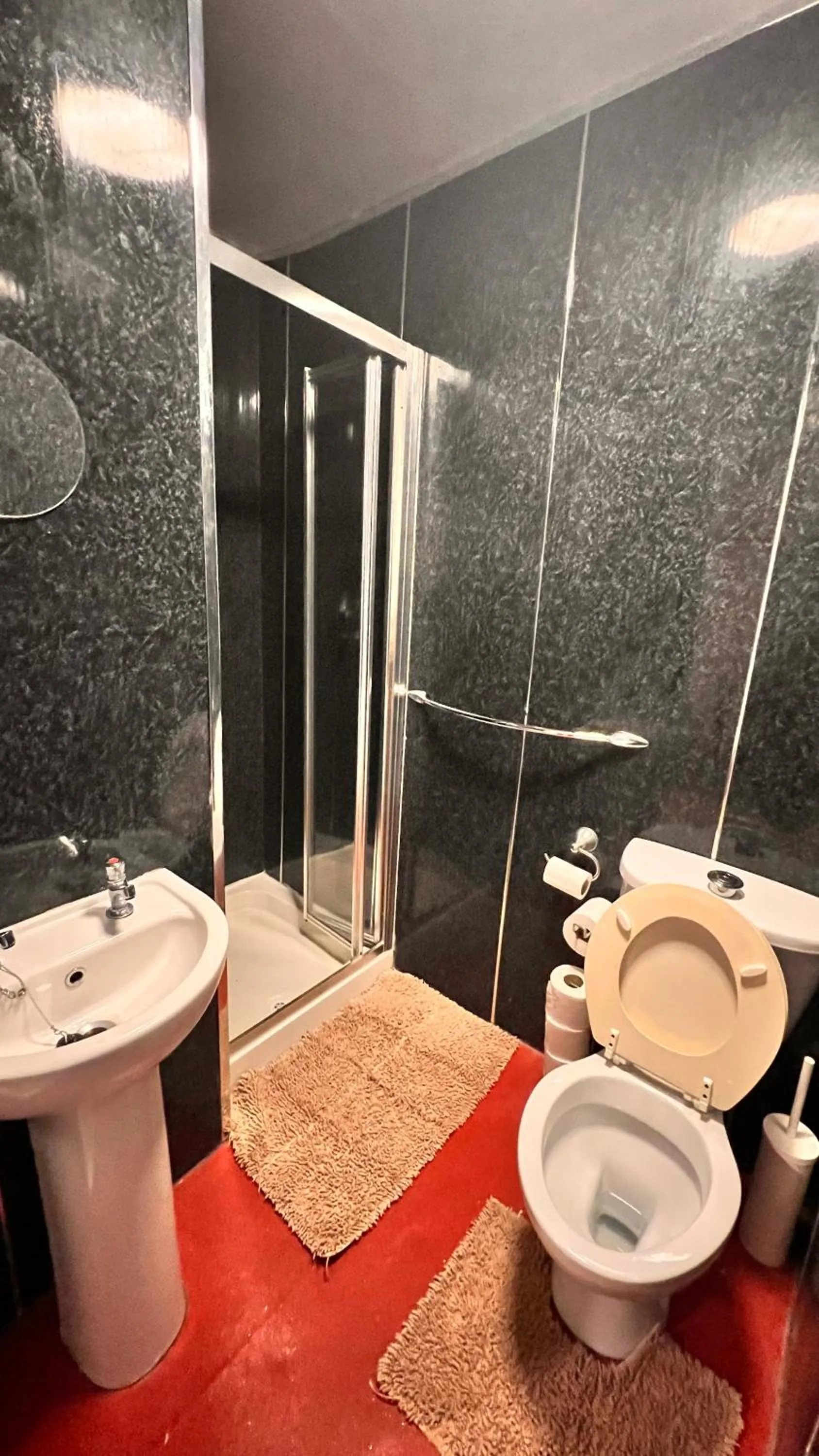 Toilet in Castle Lodge Guest House 86-88 Sheil Rd L6 3AF