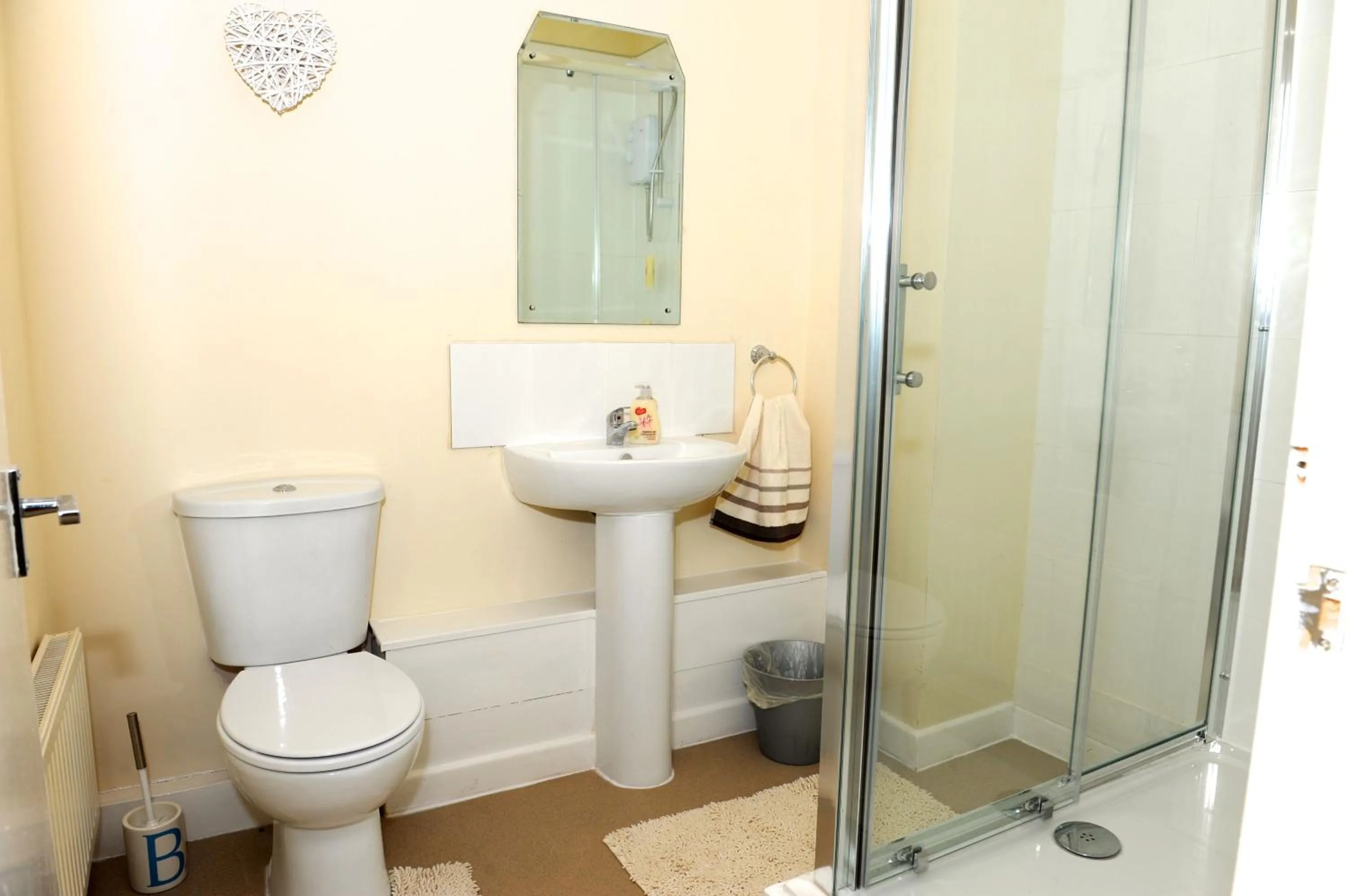 Toilet in Castle Lodge Guest House 86-88 Sheil Rd L6 3AF