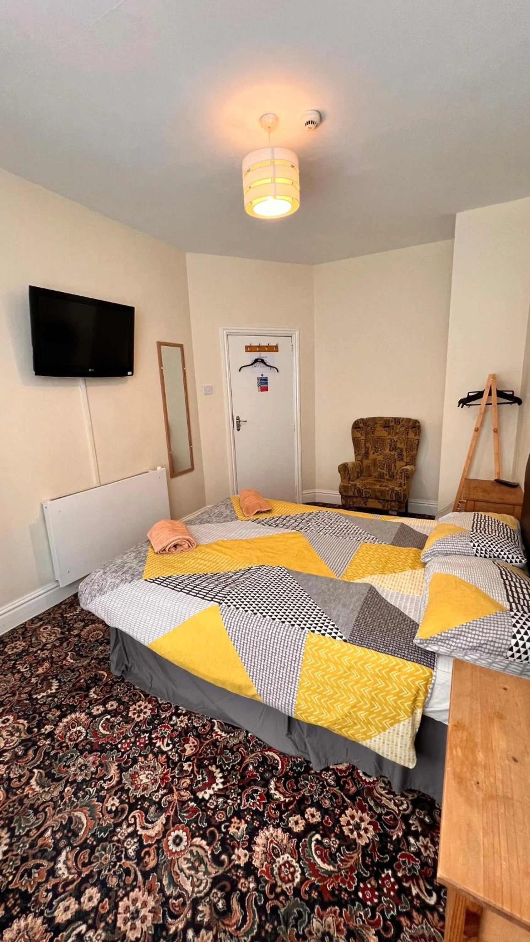 Photo of the whole room, Bed in Castle Lodge Guest House 86-88 Sheil Rd L6 3AF