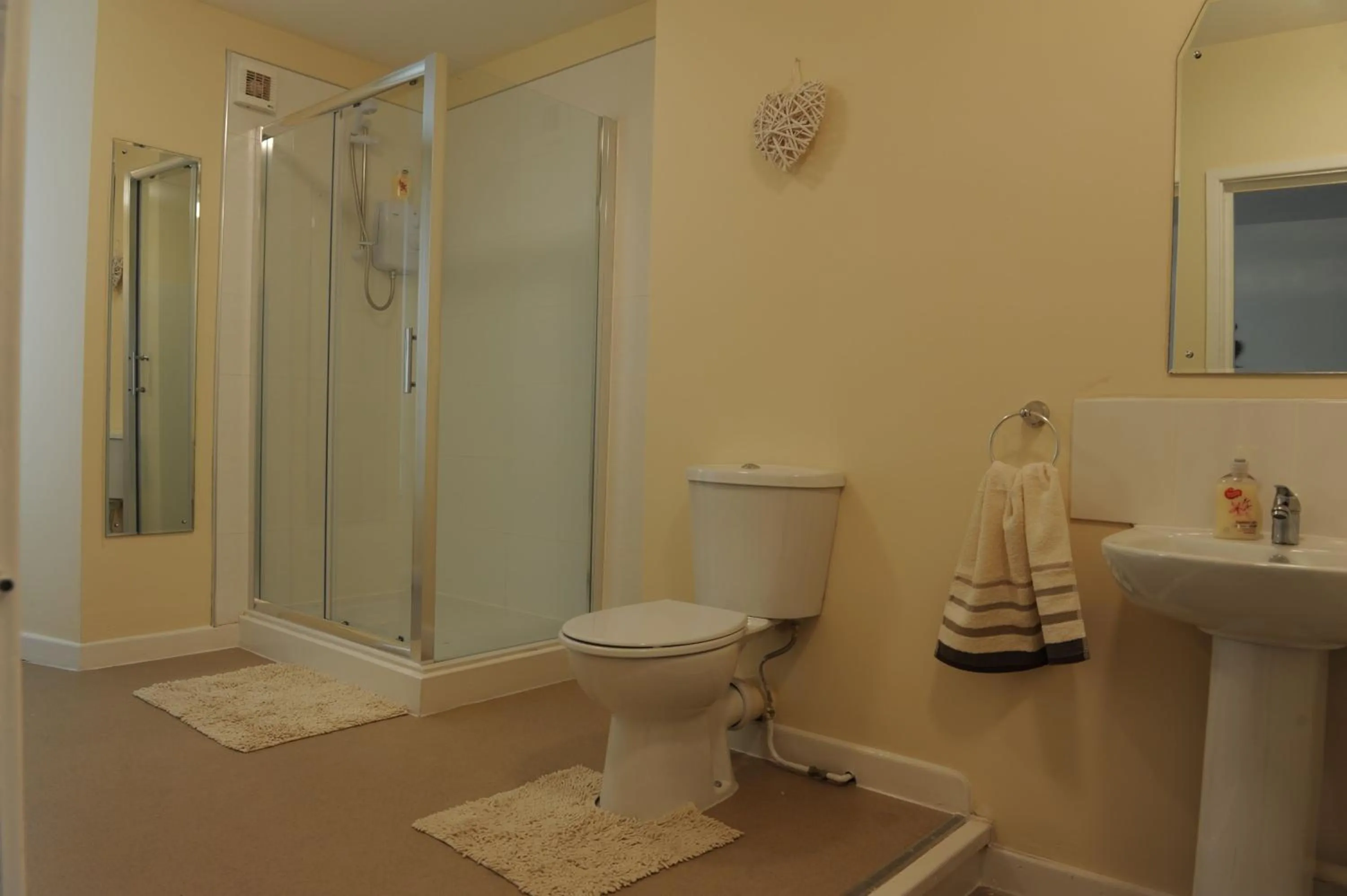 Toilet in Castle Lodge Guest House 86-88 Sheil Rd L6 3AF