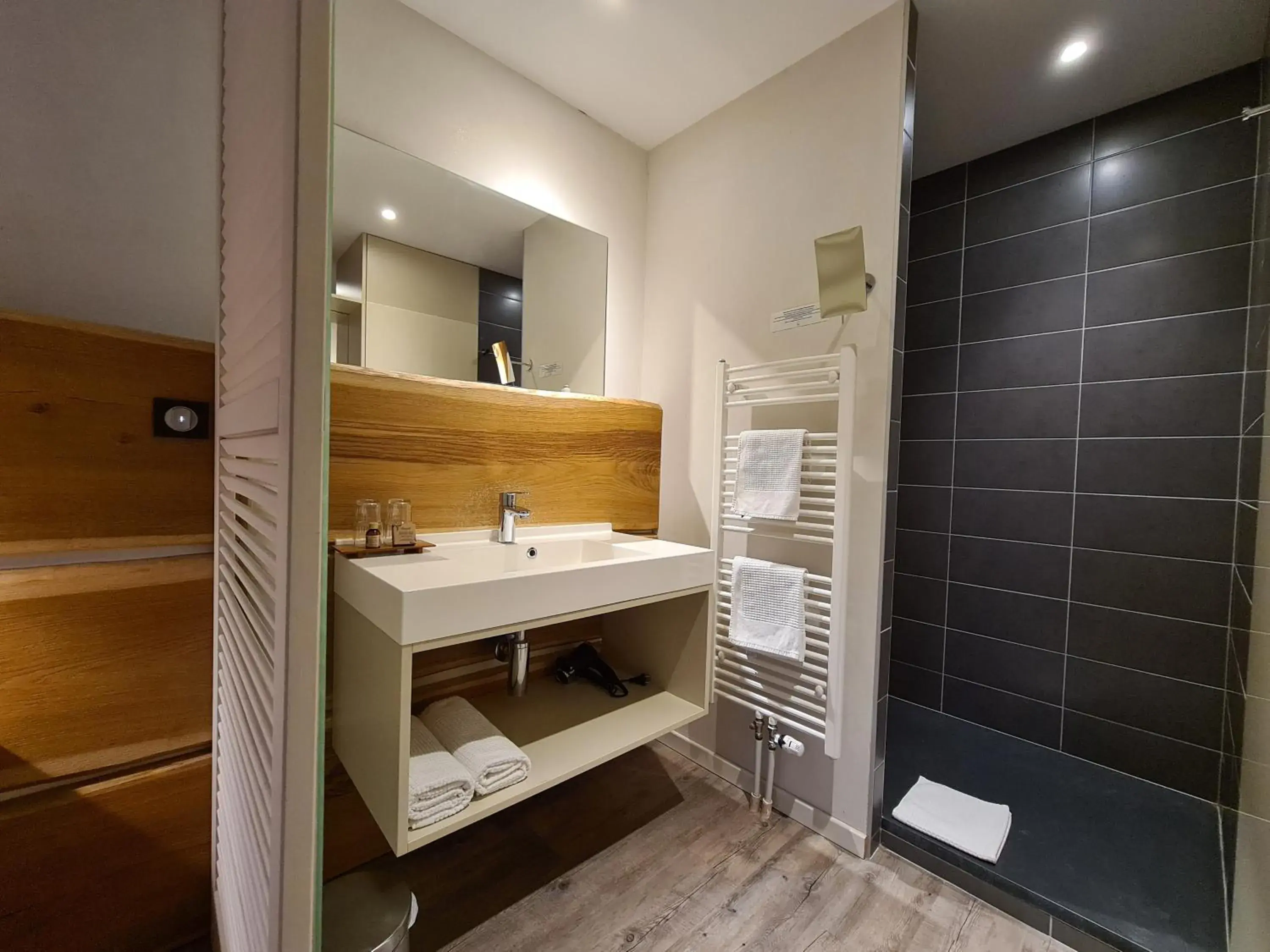 Shower in Maison Jenny Hotel Restaurant & Spa Shower in Maison Jenny Hotel Restaurant & Spa