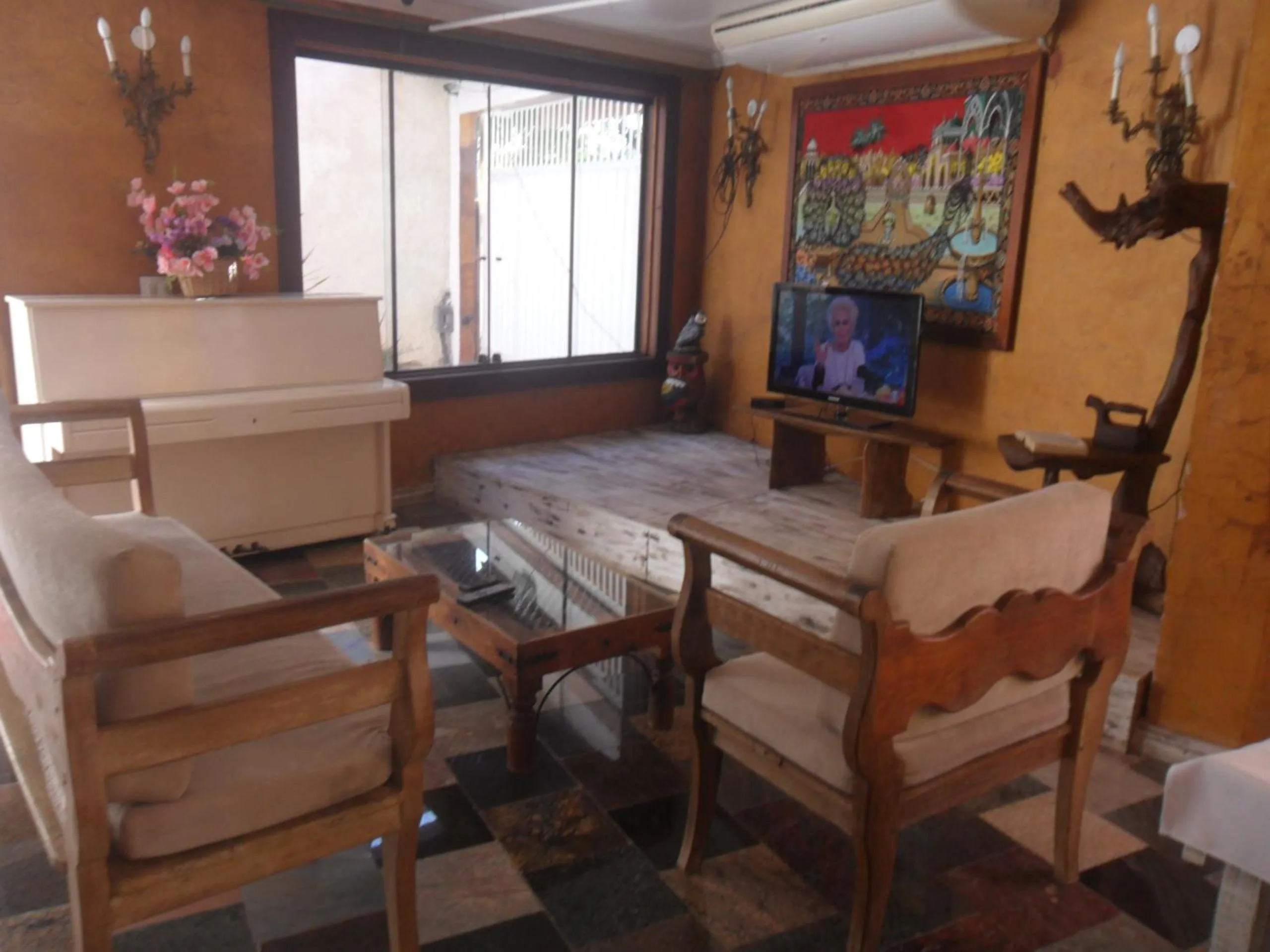 Communal lounge/ TV room in Pousada La Lampara