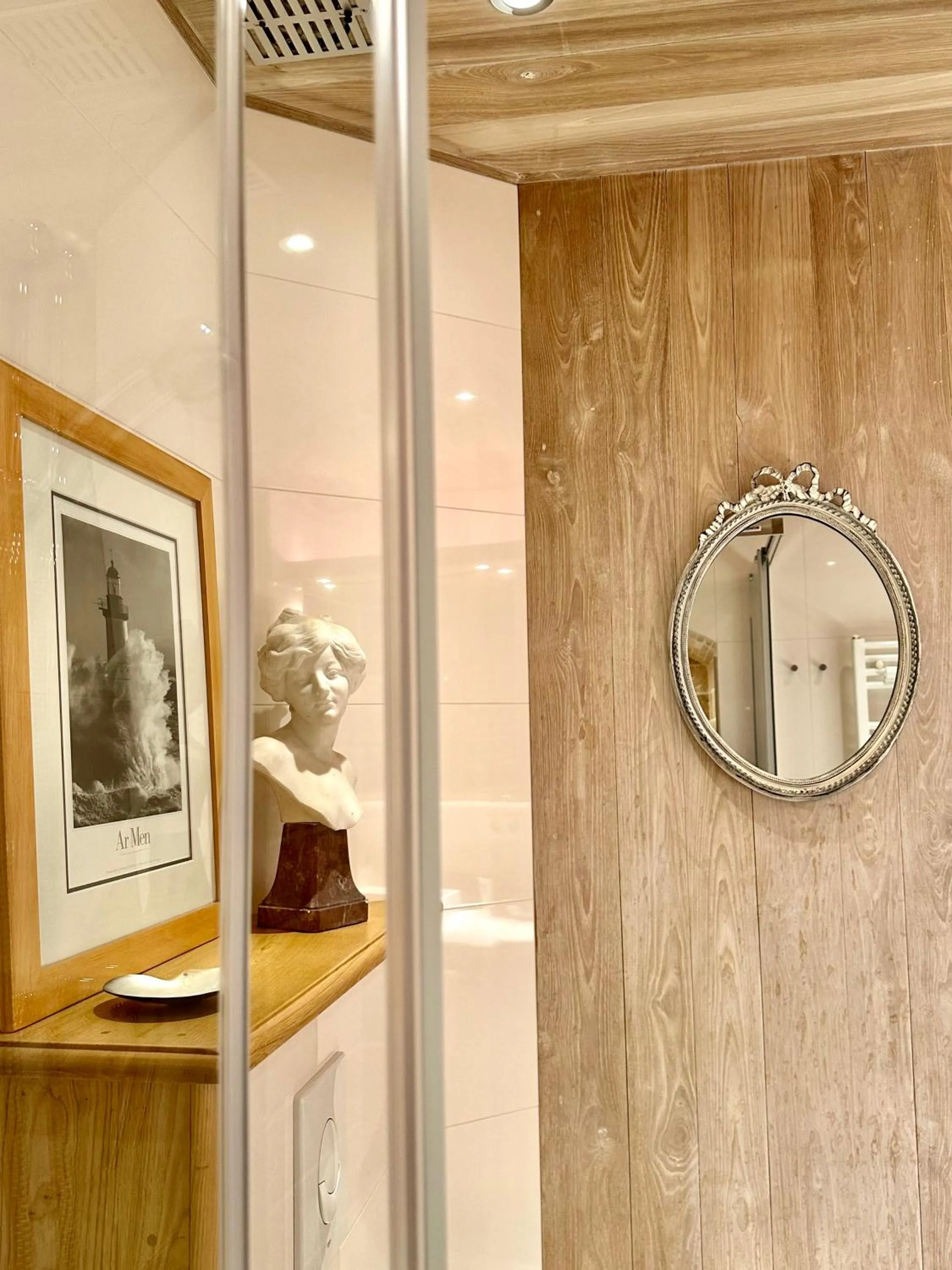 Shower in Logis Saint-Flaceau