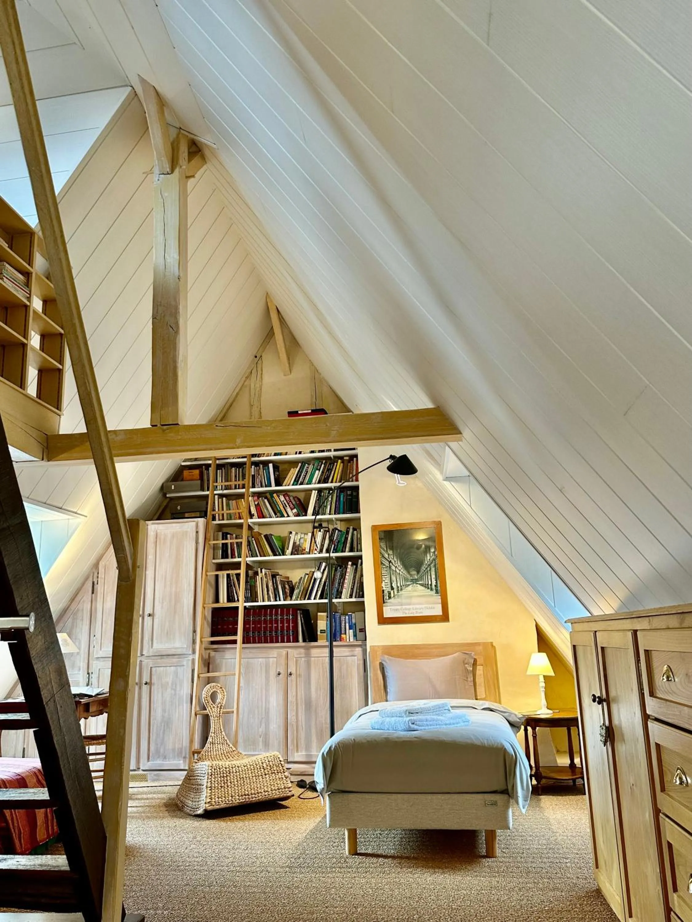 Bed in Logis Saint-Flaceau