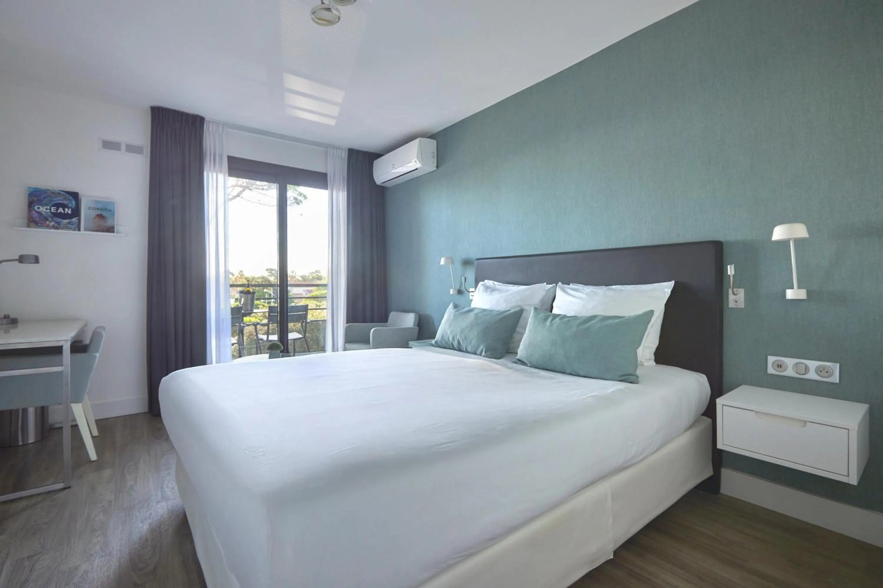 Bedroom, Bed in Van der Valk Hotel Saint-Aygulf