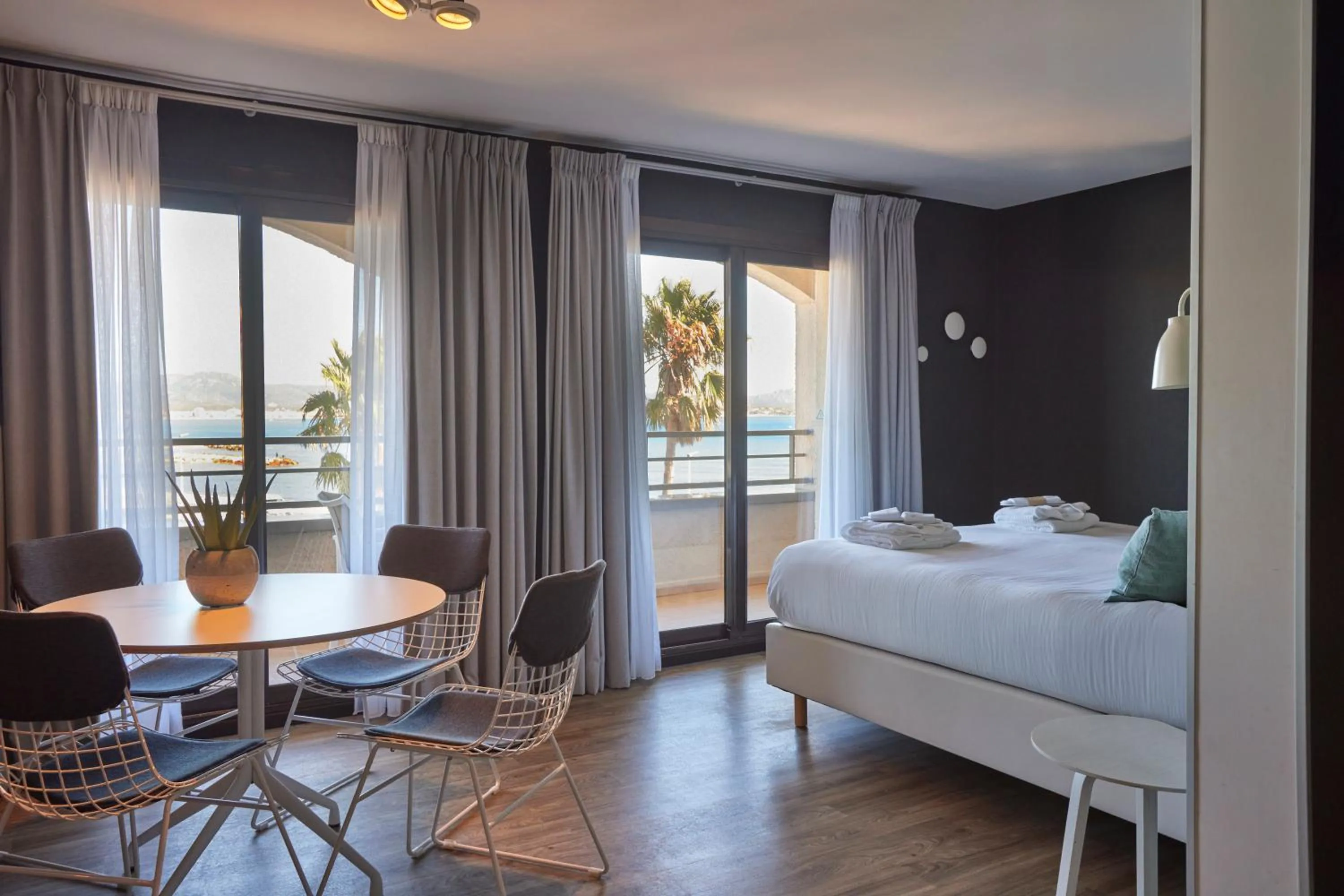 Photo of the whole room, Bed in Van der Valk Hotel Saint-Aygulf