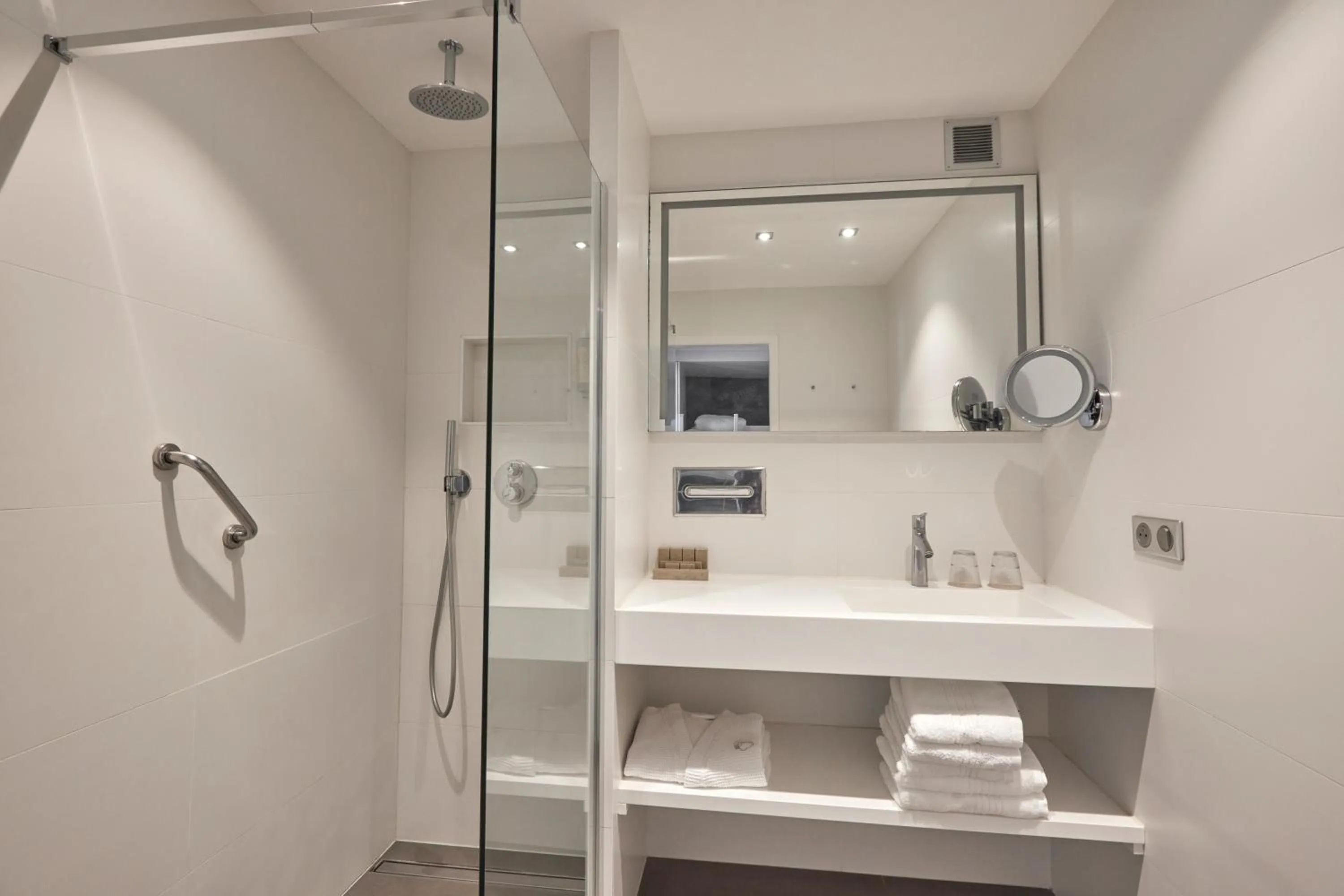 Bathroom in Van der Valk Hotel Saint-Aygulf