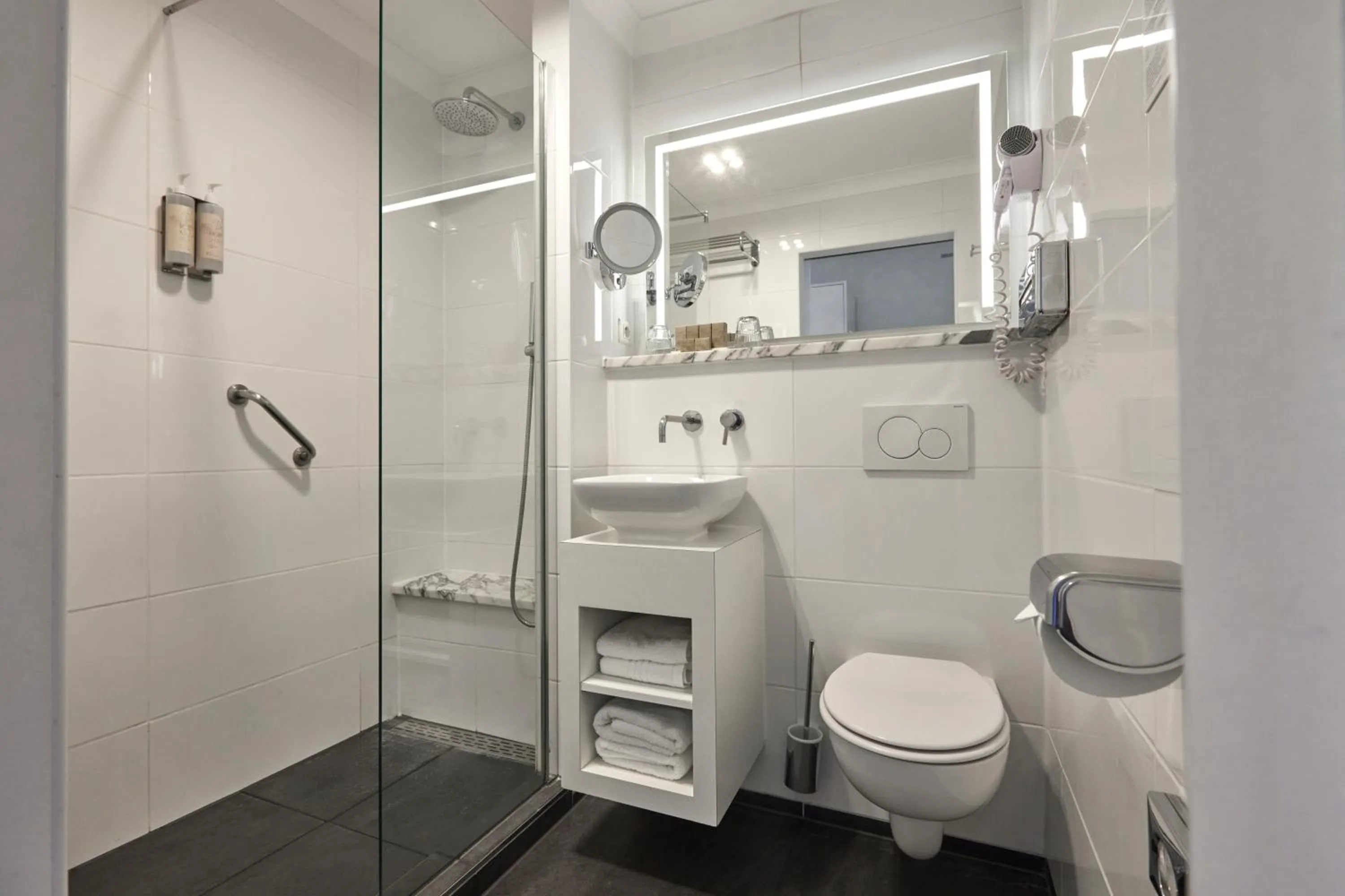 Shower in Van der Valk Hotel Saint-Aygulf