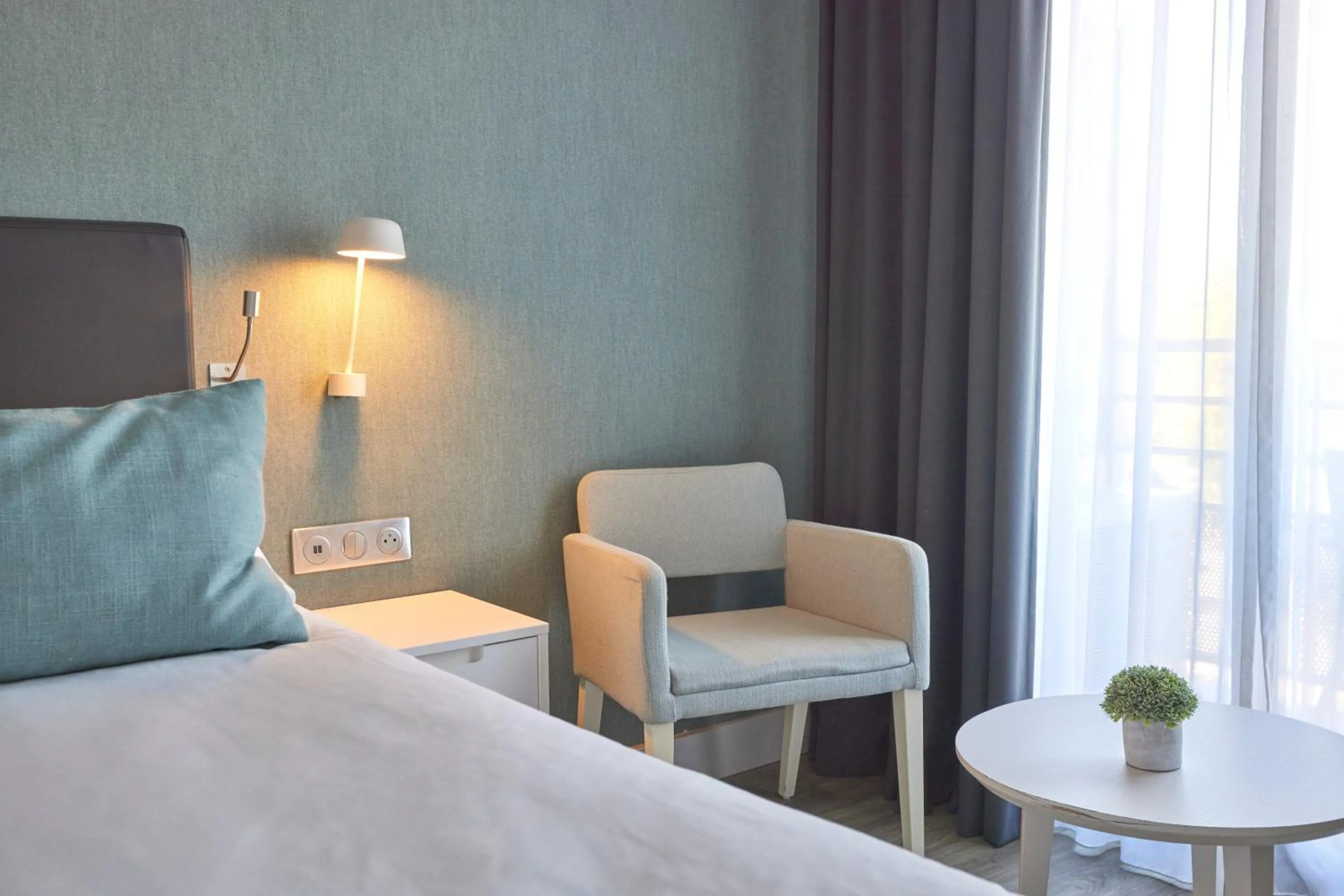 Bedroom, Bed in Van der Valk Hotel Saint-Aygulf