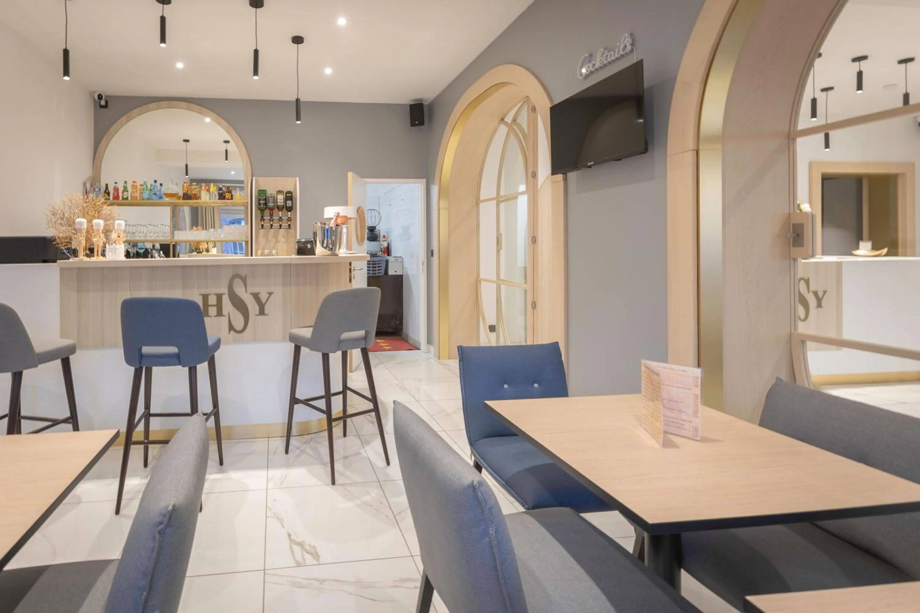 Lounge or bar in Hotel Le Saint-Yves