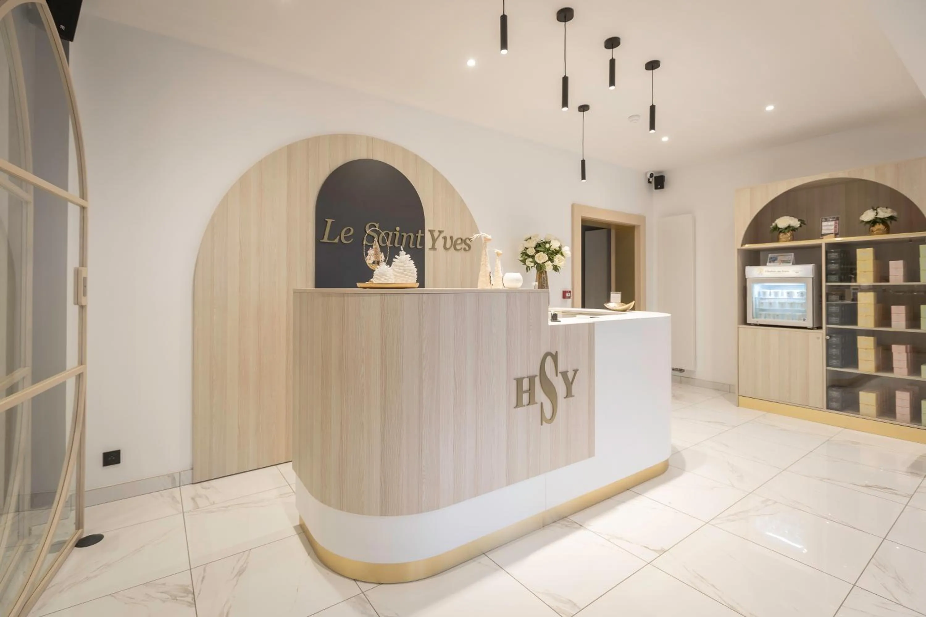 Property building in Hotel Le Saint-Yves