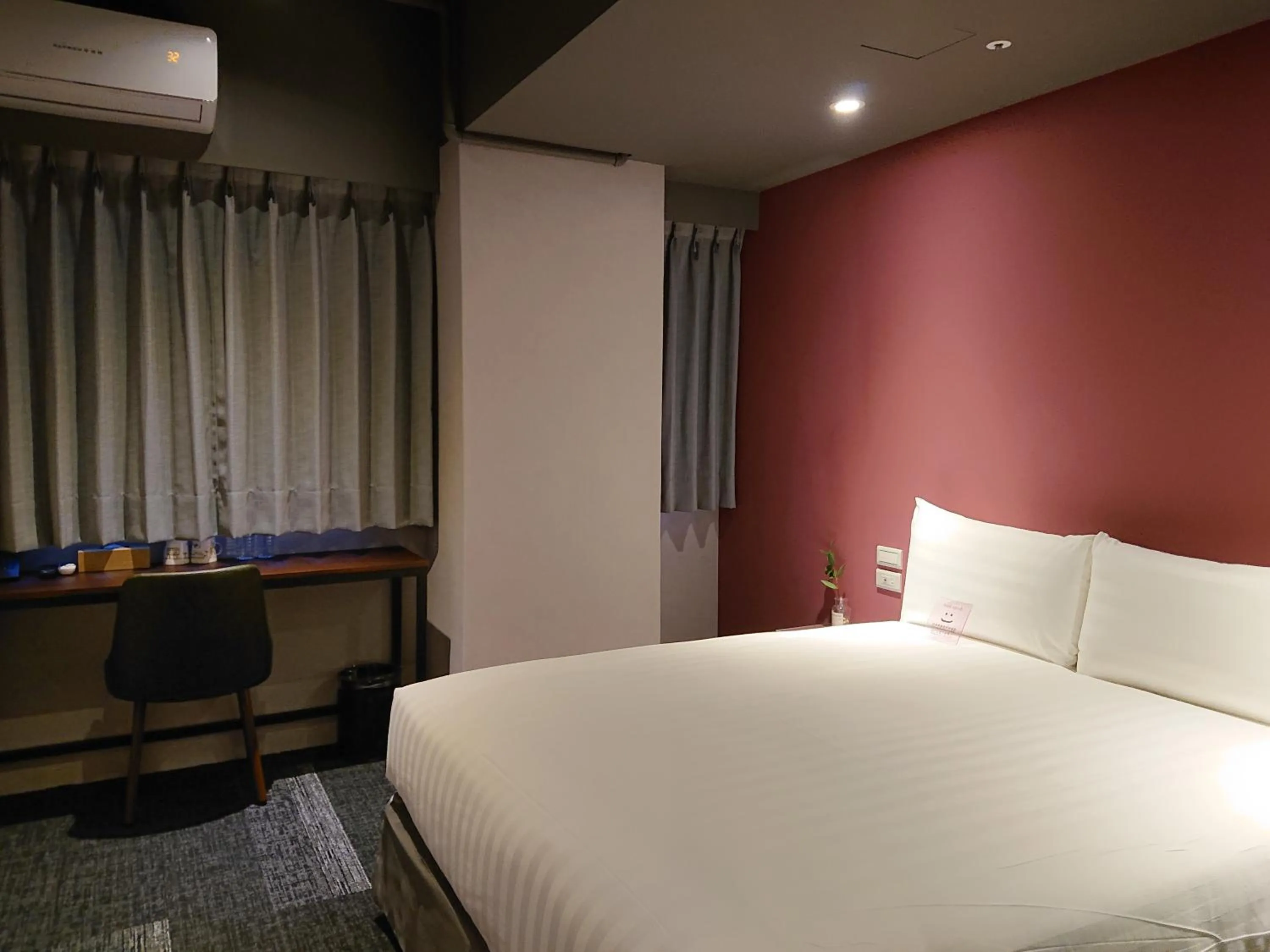 Photo of the whole room, Bed in Cho Hotel 3