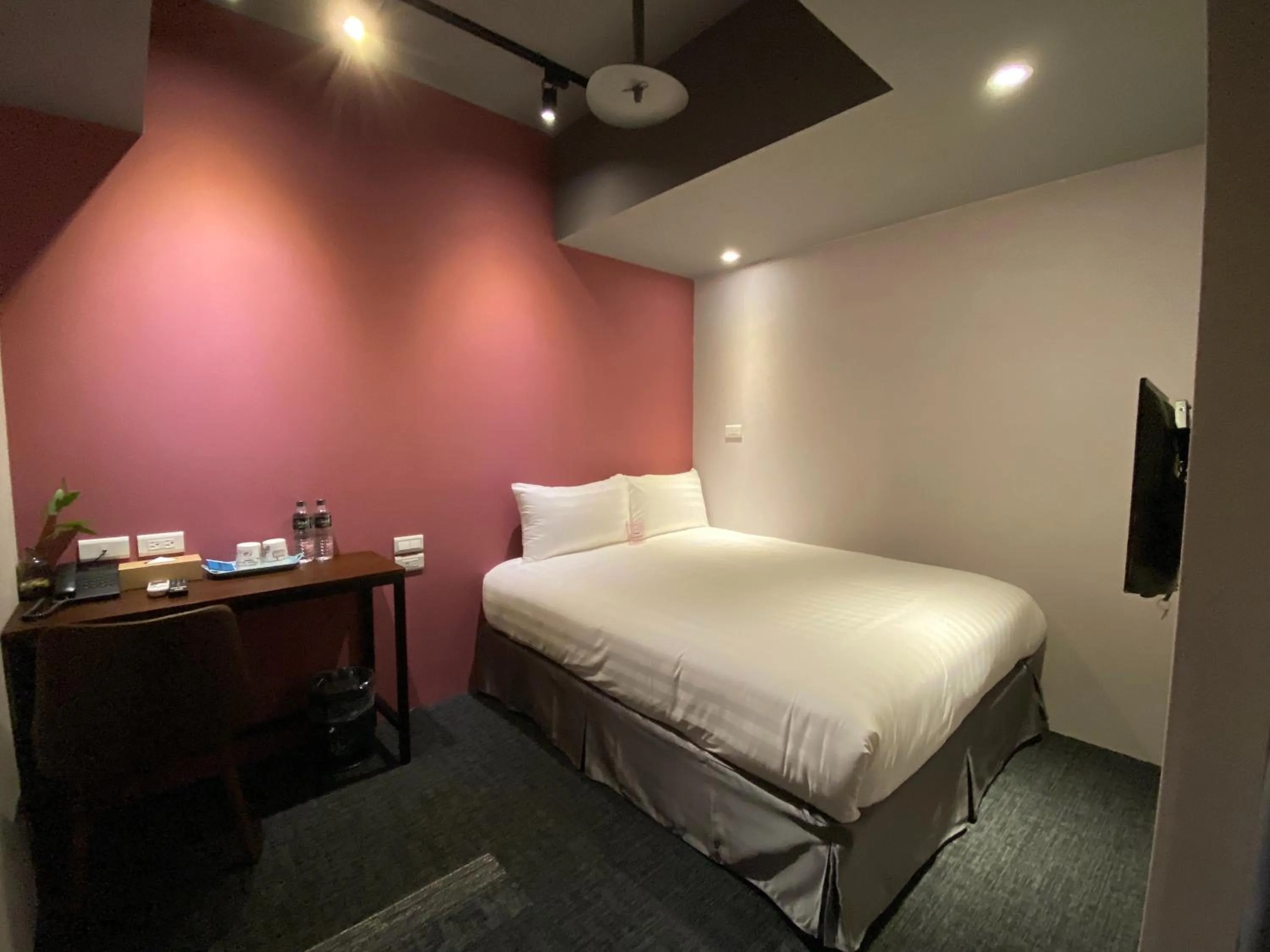 Photo of the whole room, Bed in Cho Hotel 3