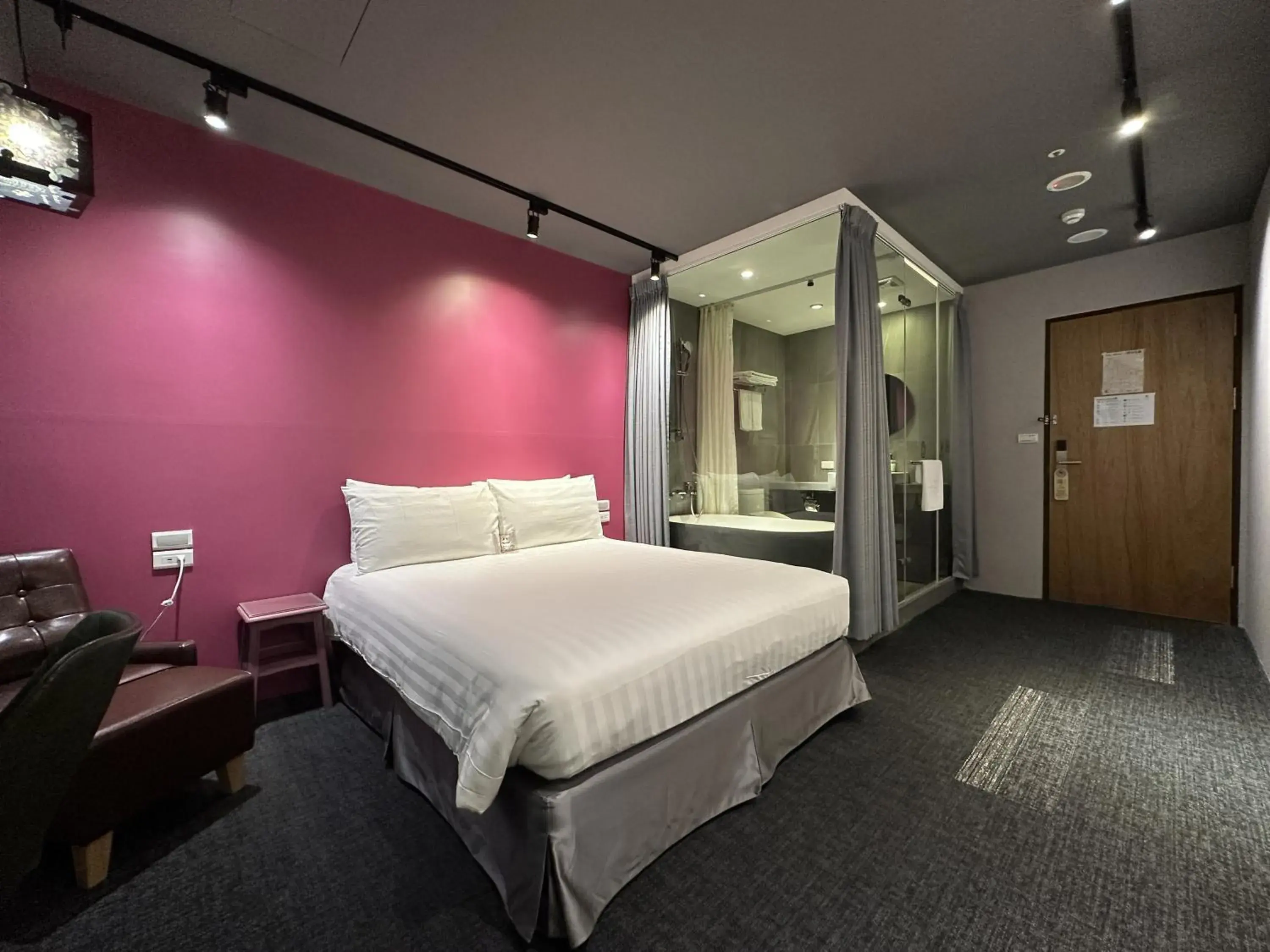 Property building, Bed in Cho Hotel 3 Property building, Bed in Cho Hotel 3