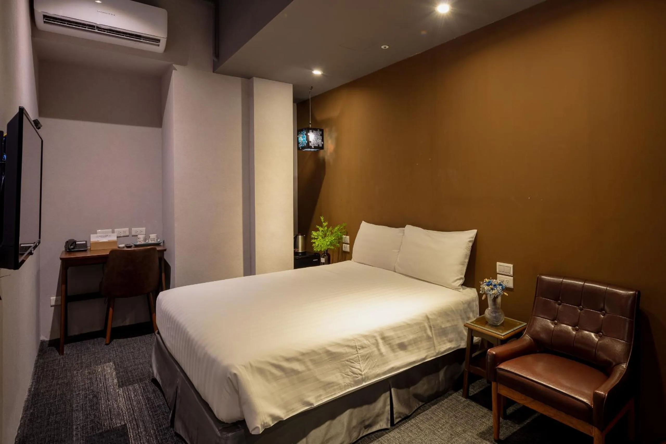 Photo of the whole room, Bed in Cho Hotel 3