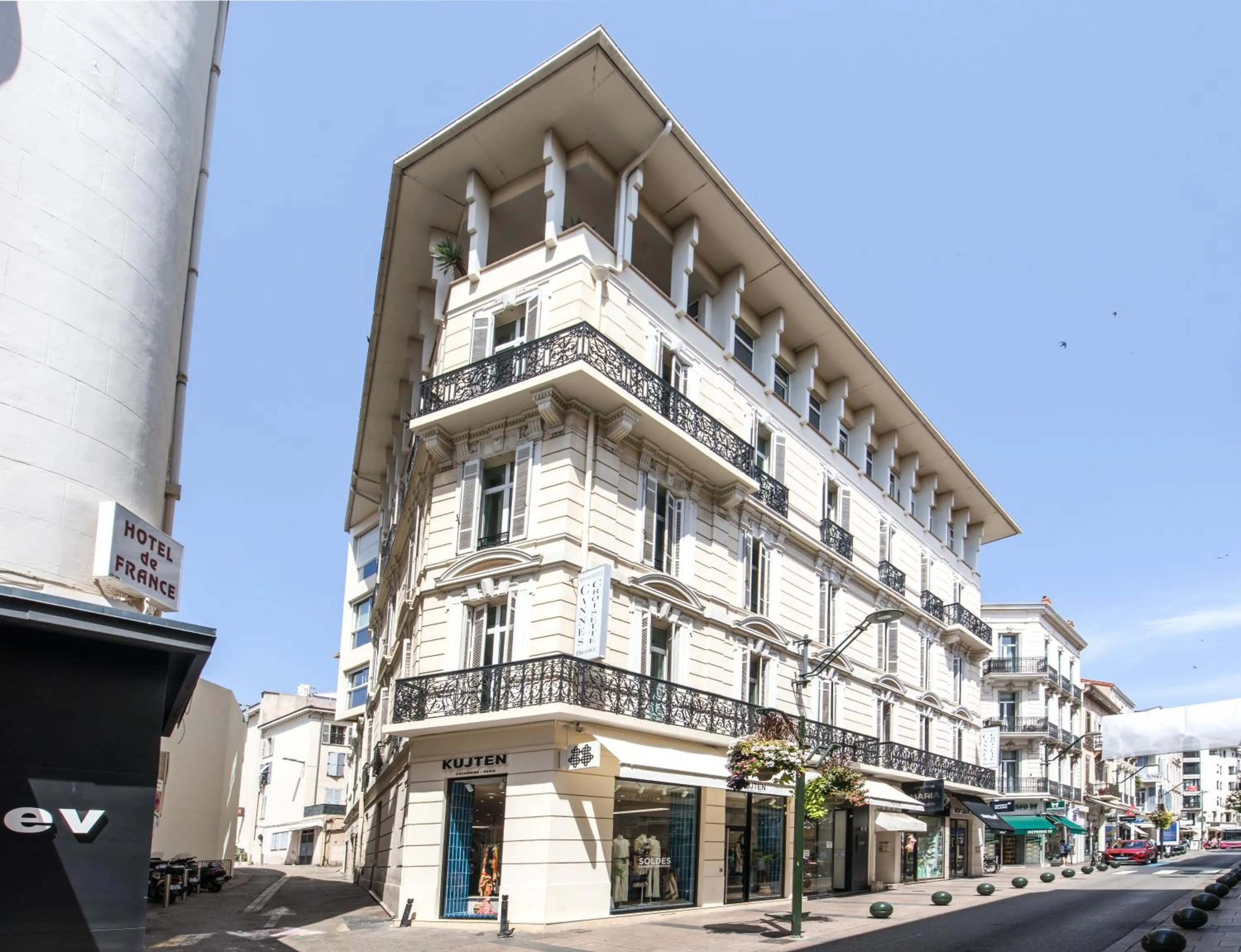Facade/entrance in Cannes Croisette Prestige Apart'hotel
