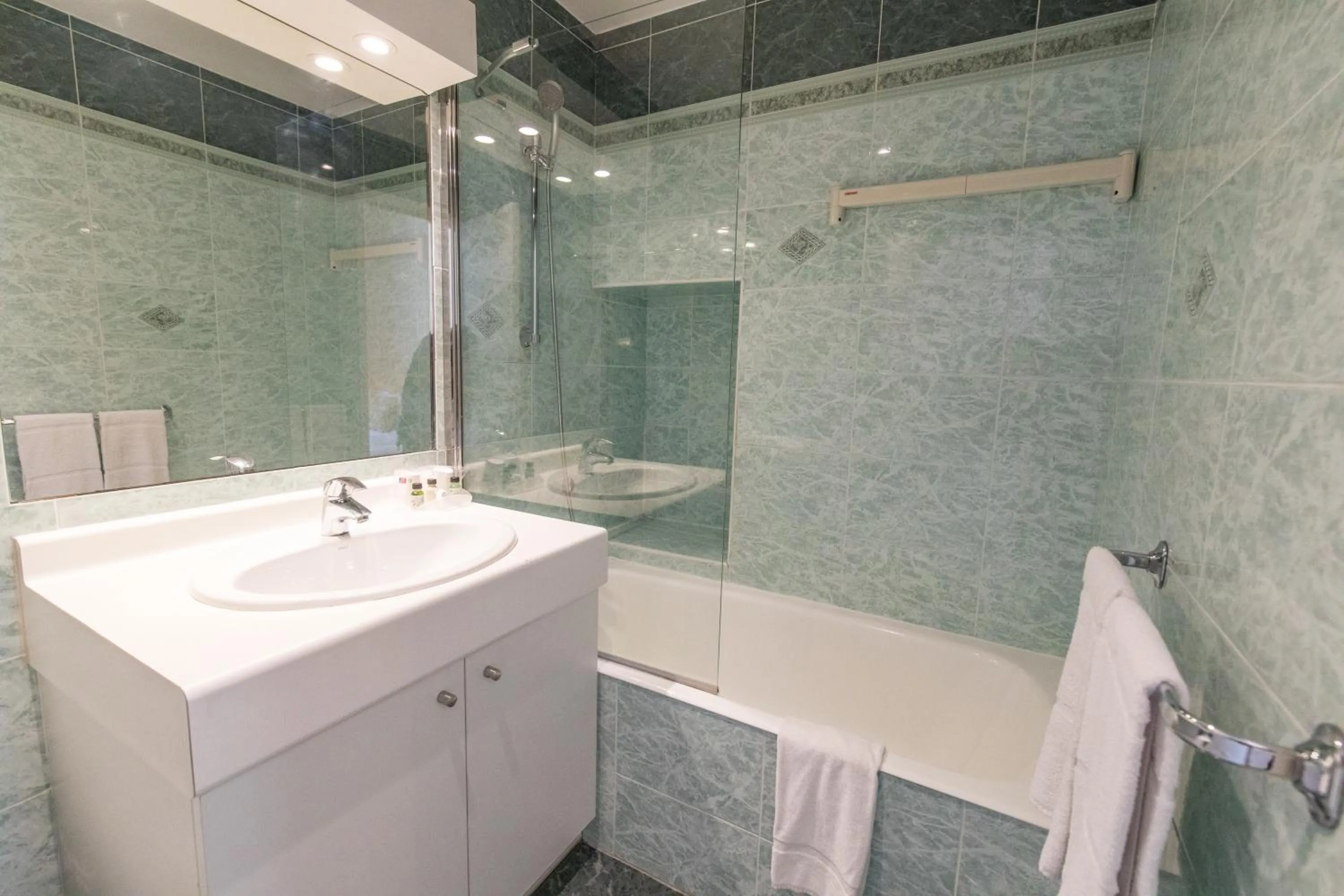 Shower in Cannes Croisette Prestige Apart'hotel
