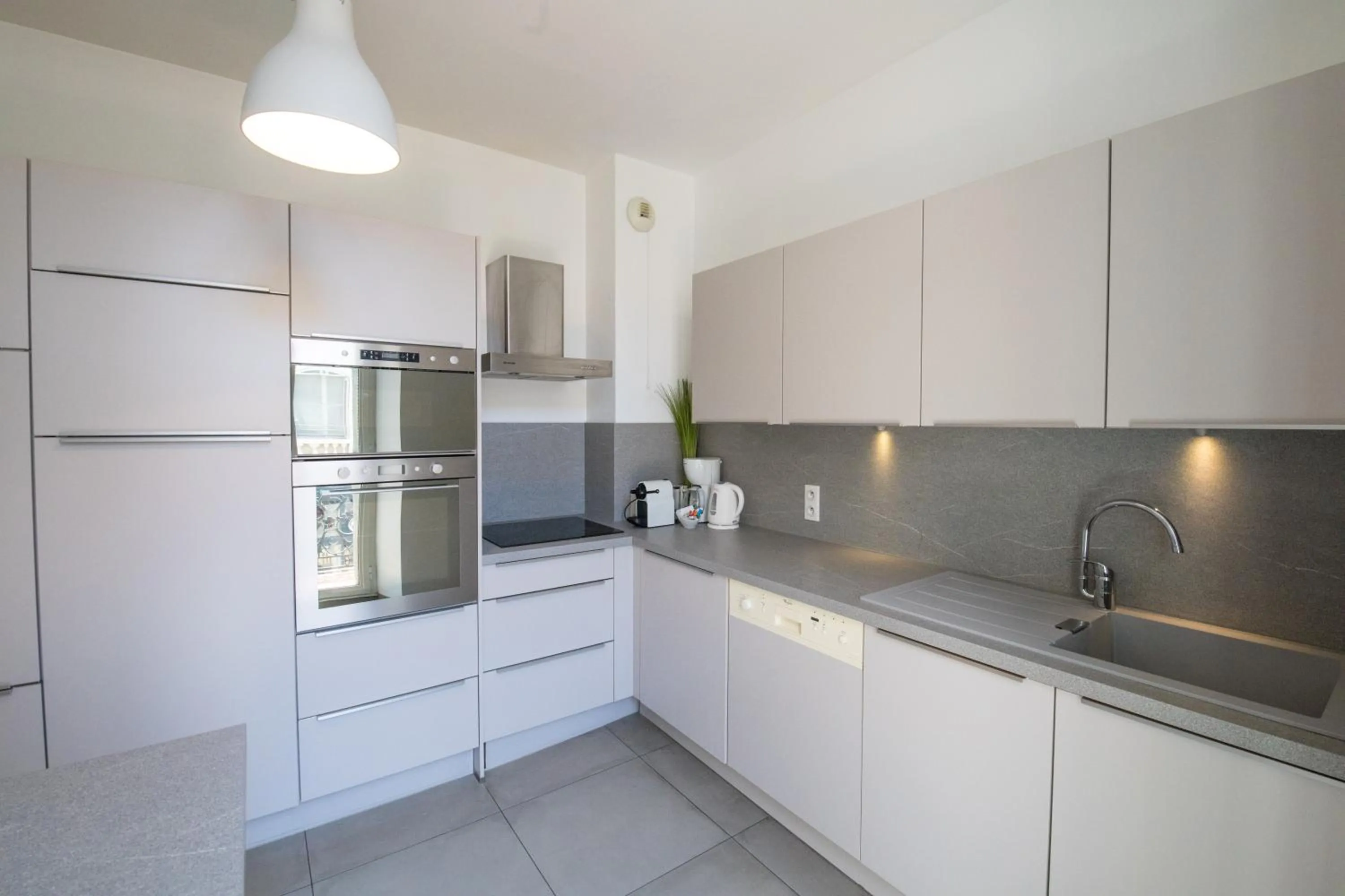 Kitchen or kitchenette in Cannes Croisette Prestige Apart'hotel