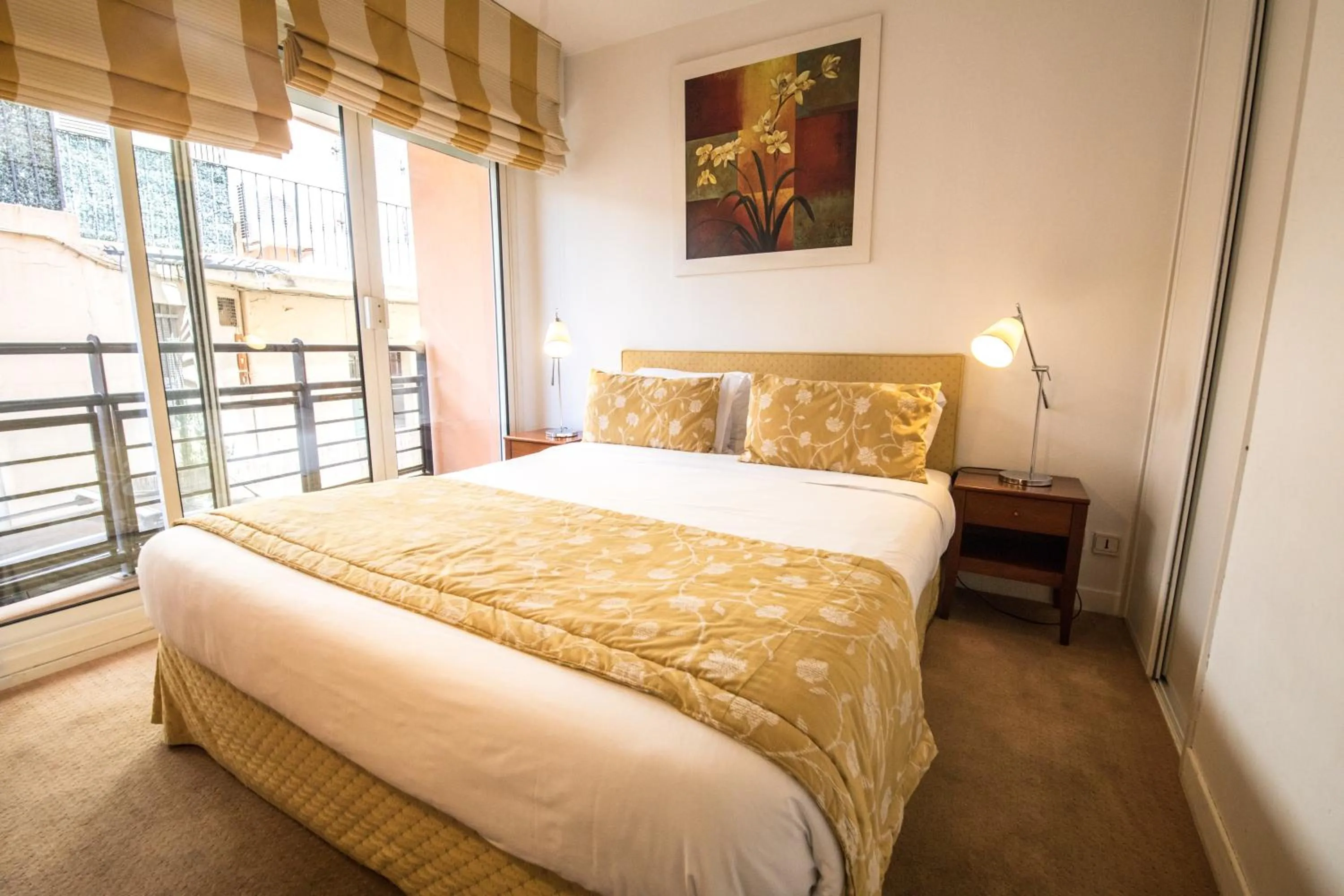 Bed in Cannes Croisette Prestige Apart'hotel