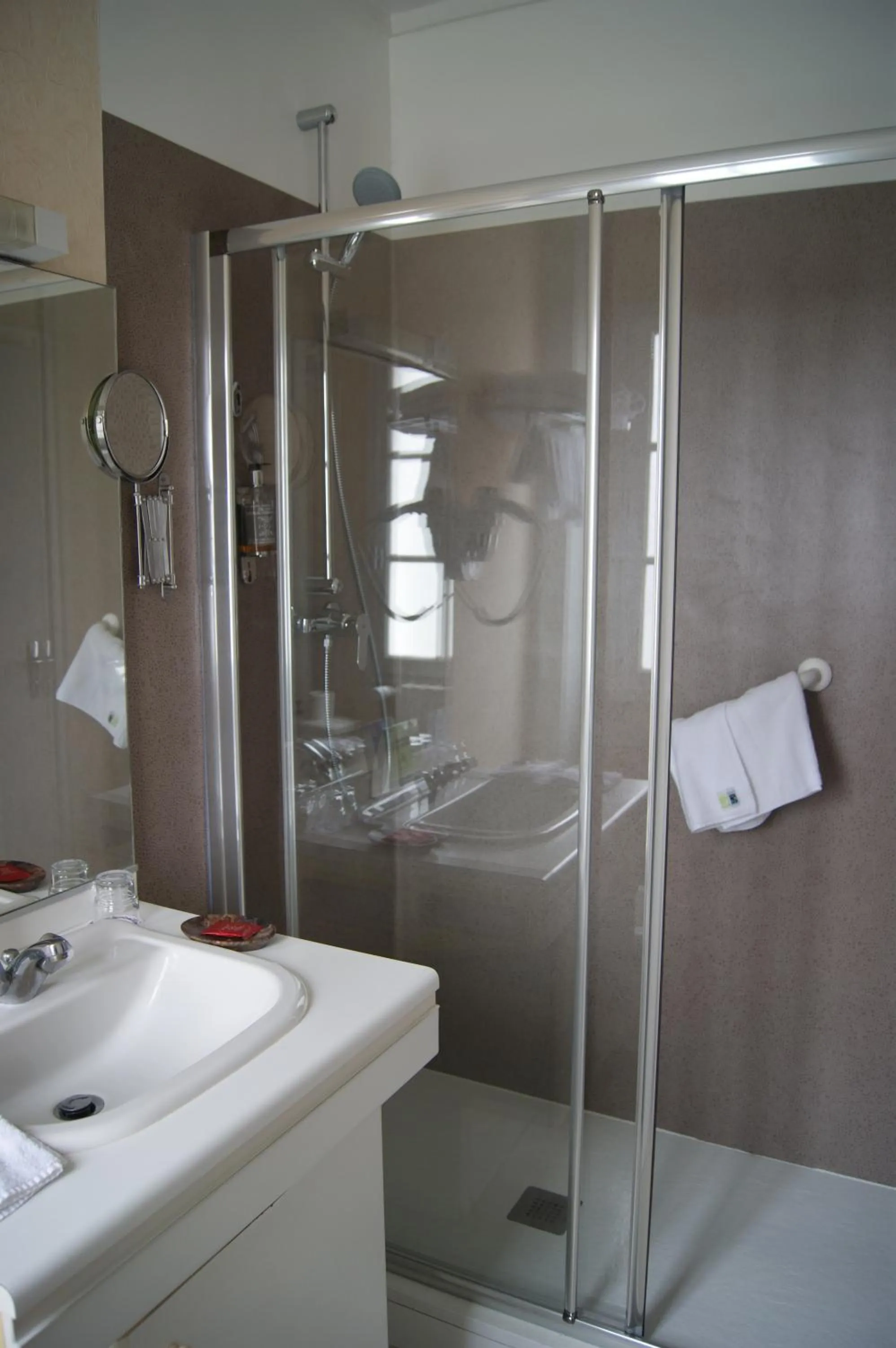 Bathroom in Hotel de L'Europe, La Roche-Posay