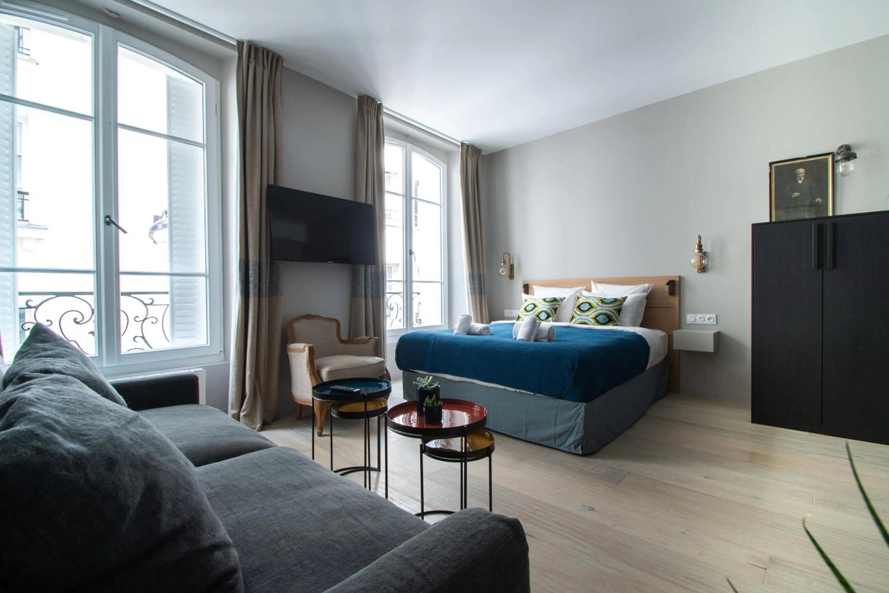 Photo of the whole room, Bed in Résidence du Louvre