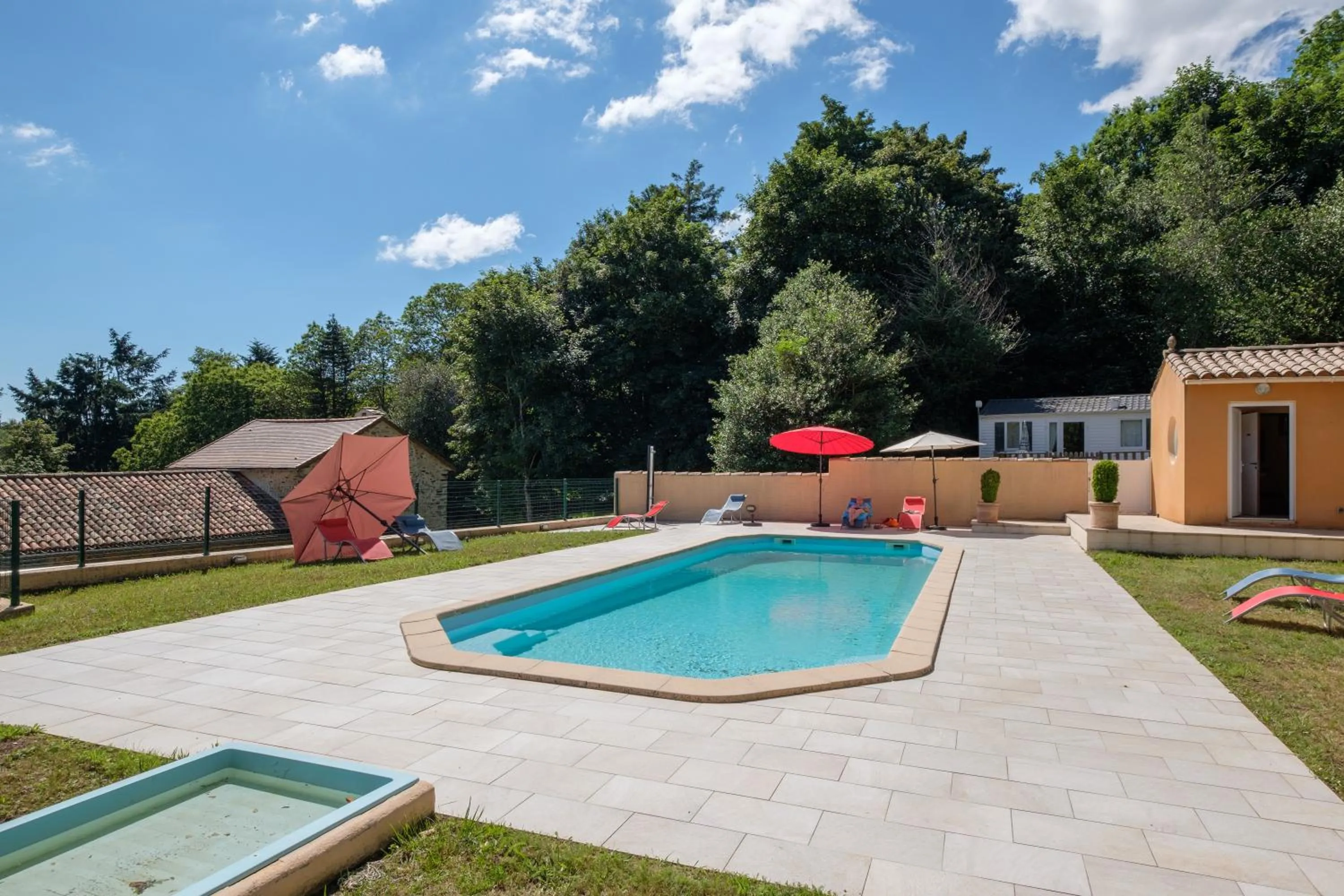 Pool view in Domaine de Malouziès