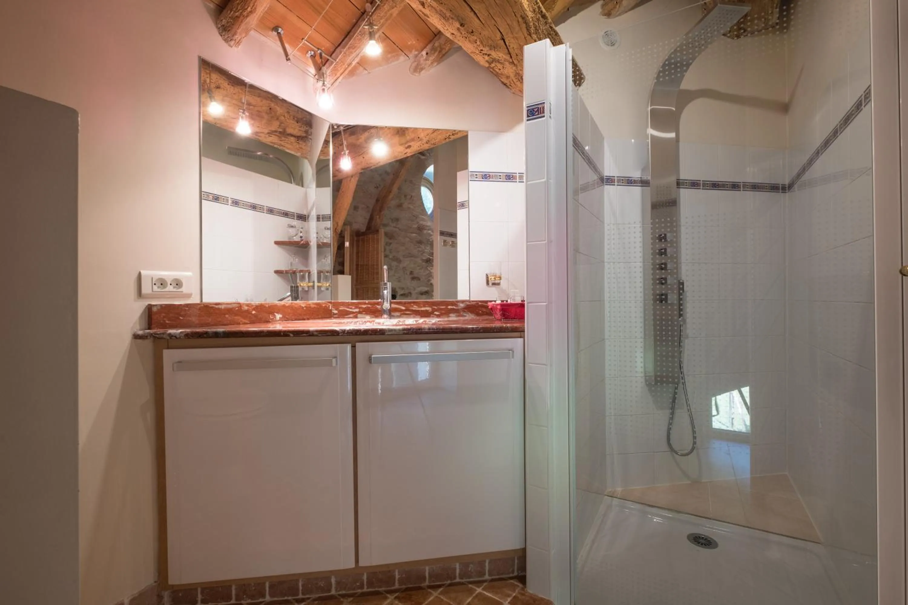 Bathroom in Domaine de Malouziès