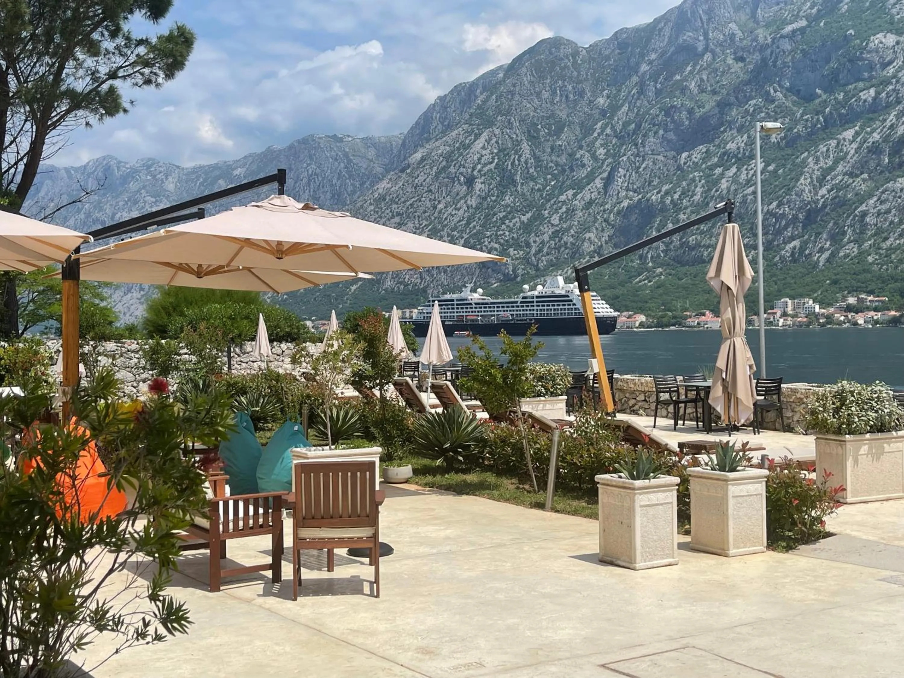 Restaurant/places to eat in Montebay Perla