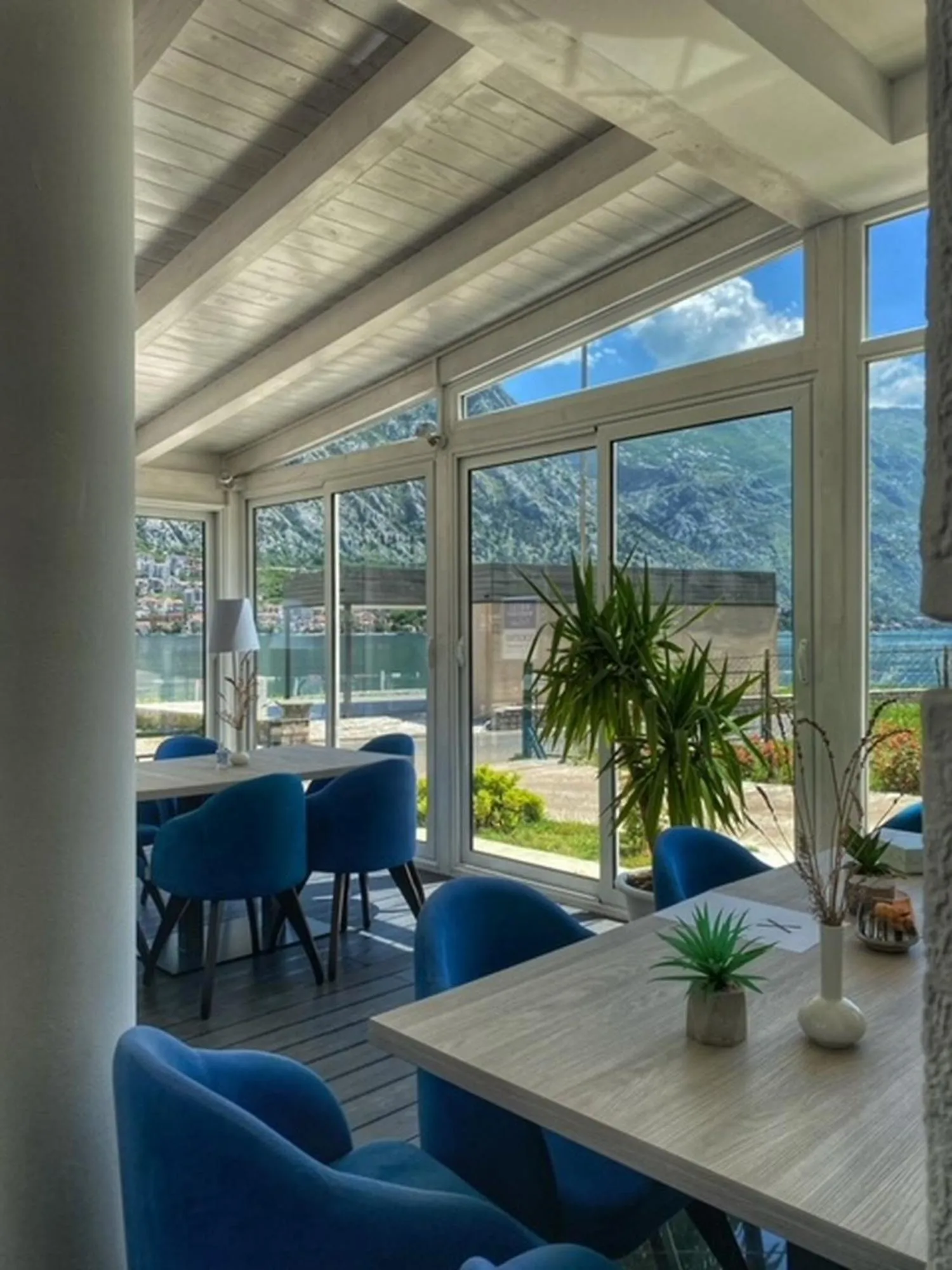 Restaurant/places to eat in Montebay Perla