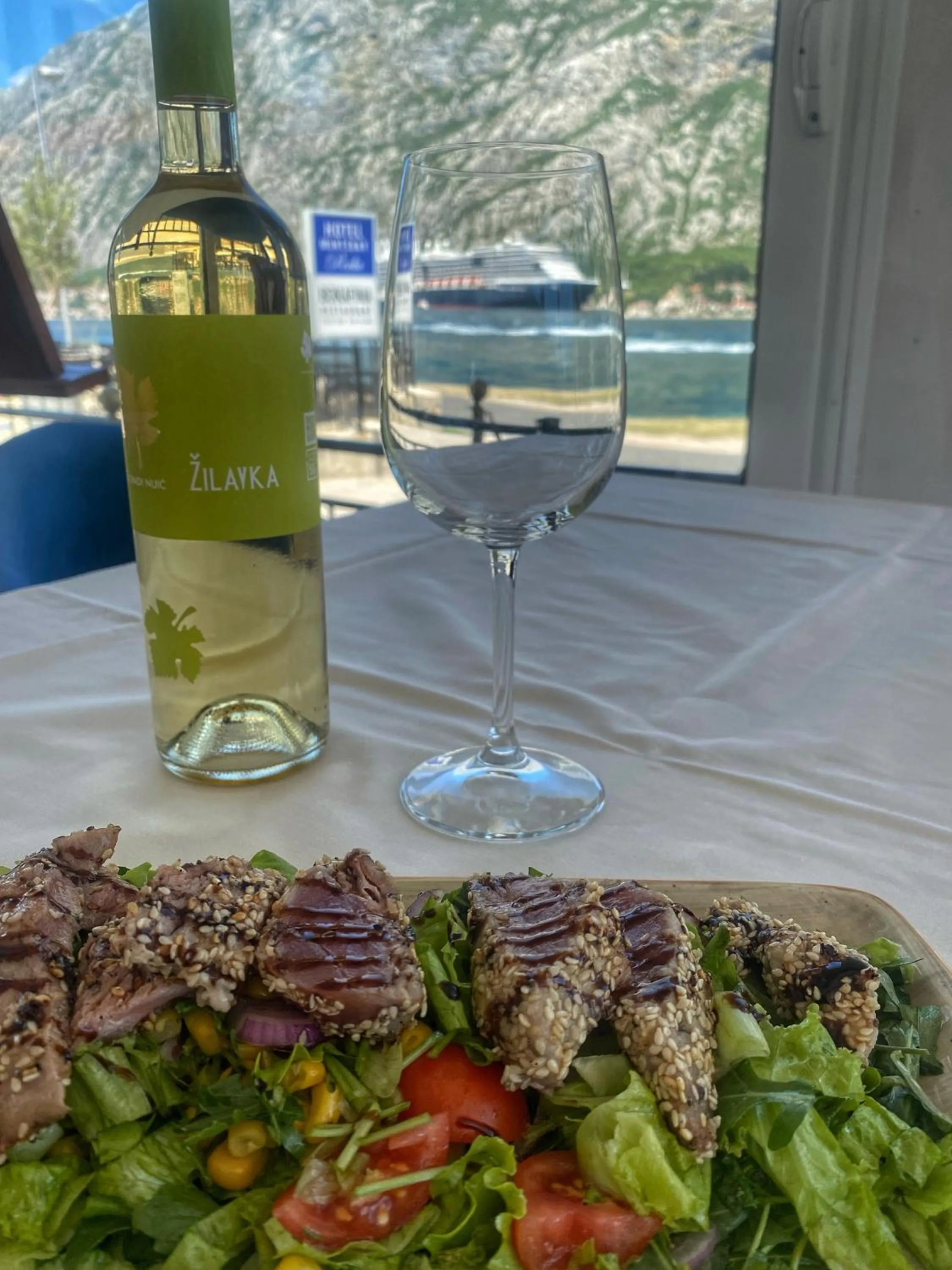 Restaurant/places to eat in Montebay Perla