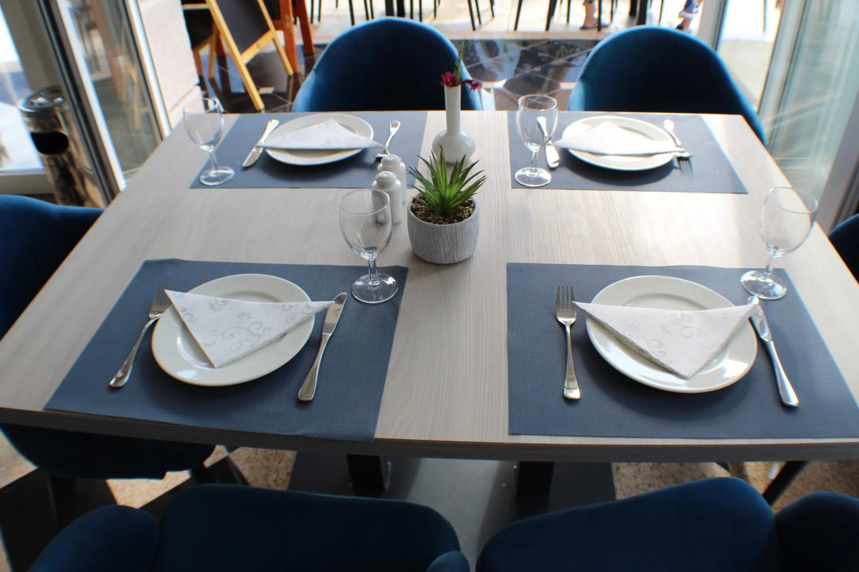 Restaurant/places to eat in Montebay Perla