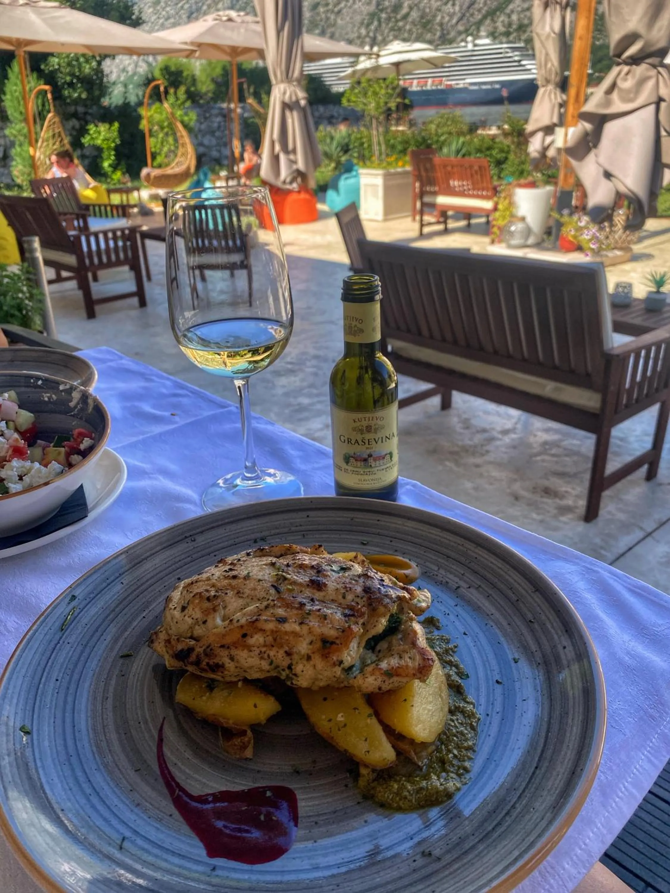 Restaurant/places to eat in Montebay Perla