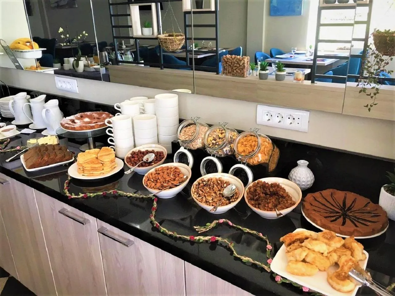 Food and drinks in Montebay Perla