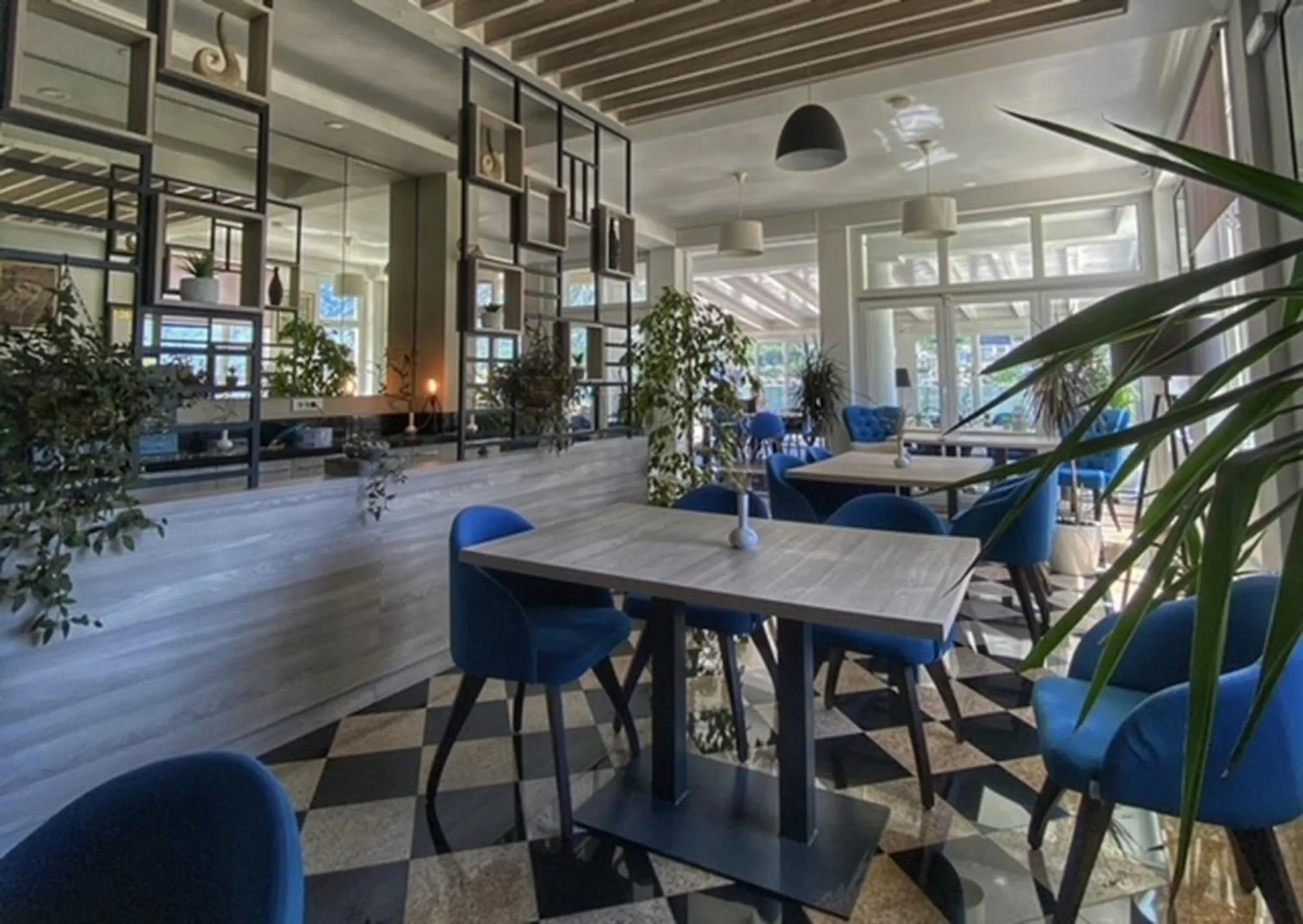 Restaurant/places to eat in Montebay Perla