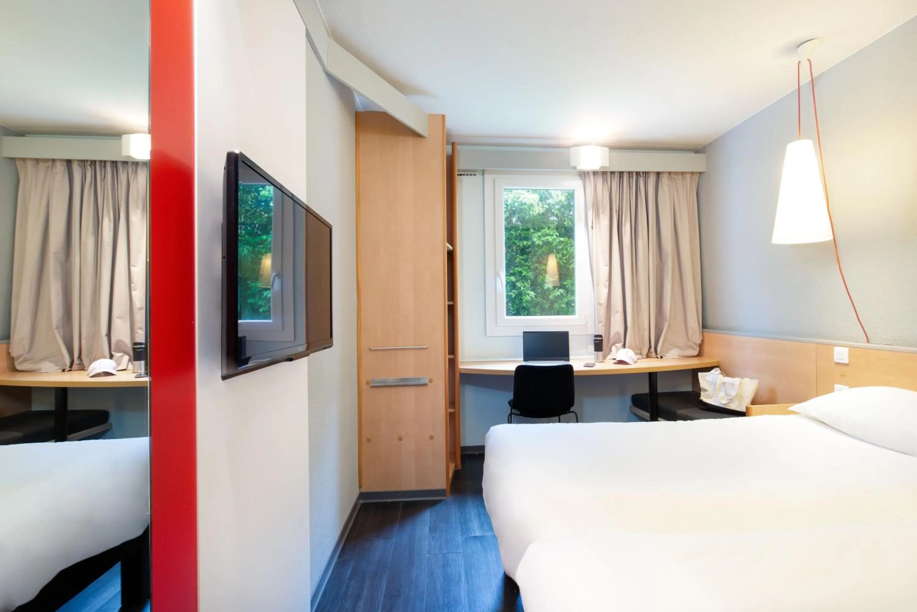 Photo of the whole room, Bed in ibis Salon de Provence