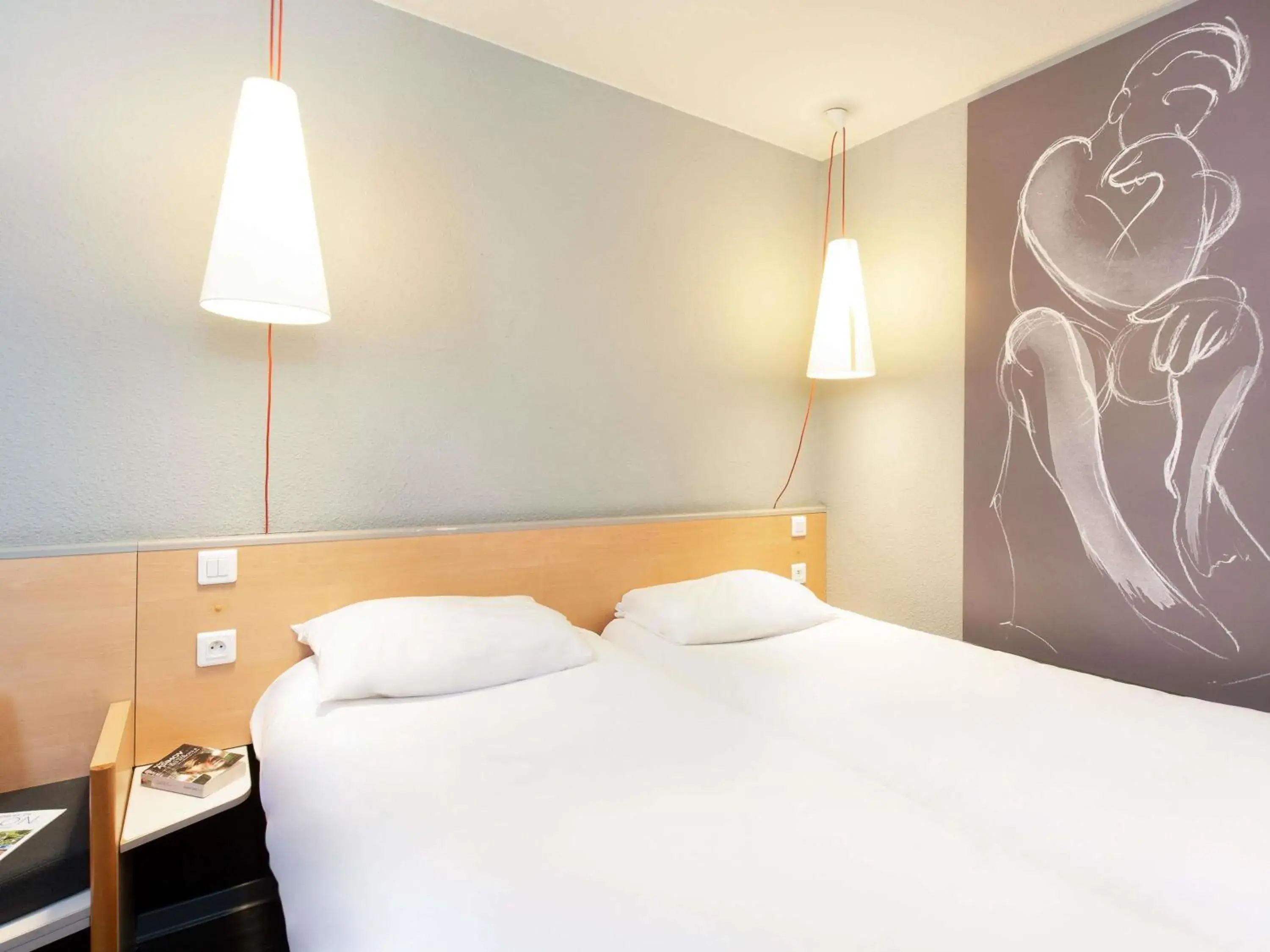 Property building, Bed in ibis Salon de Provence Property building, Bed in ibis Salon de Provence