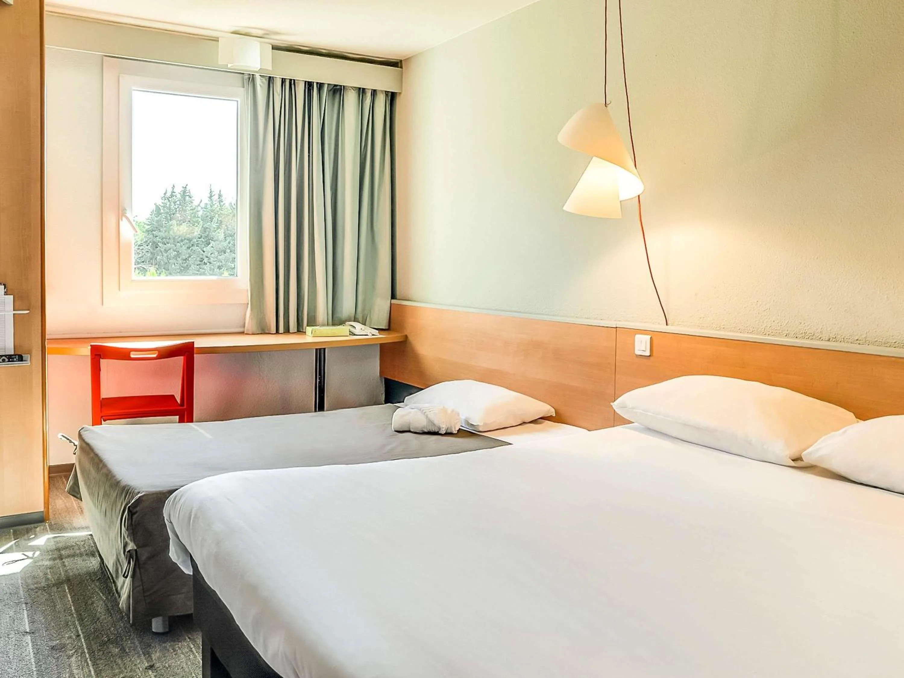 Bedroom, Bed in ibis Salon de Provence