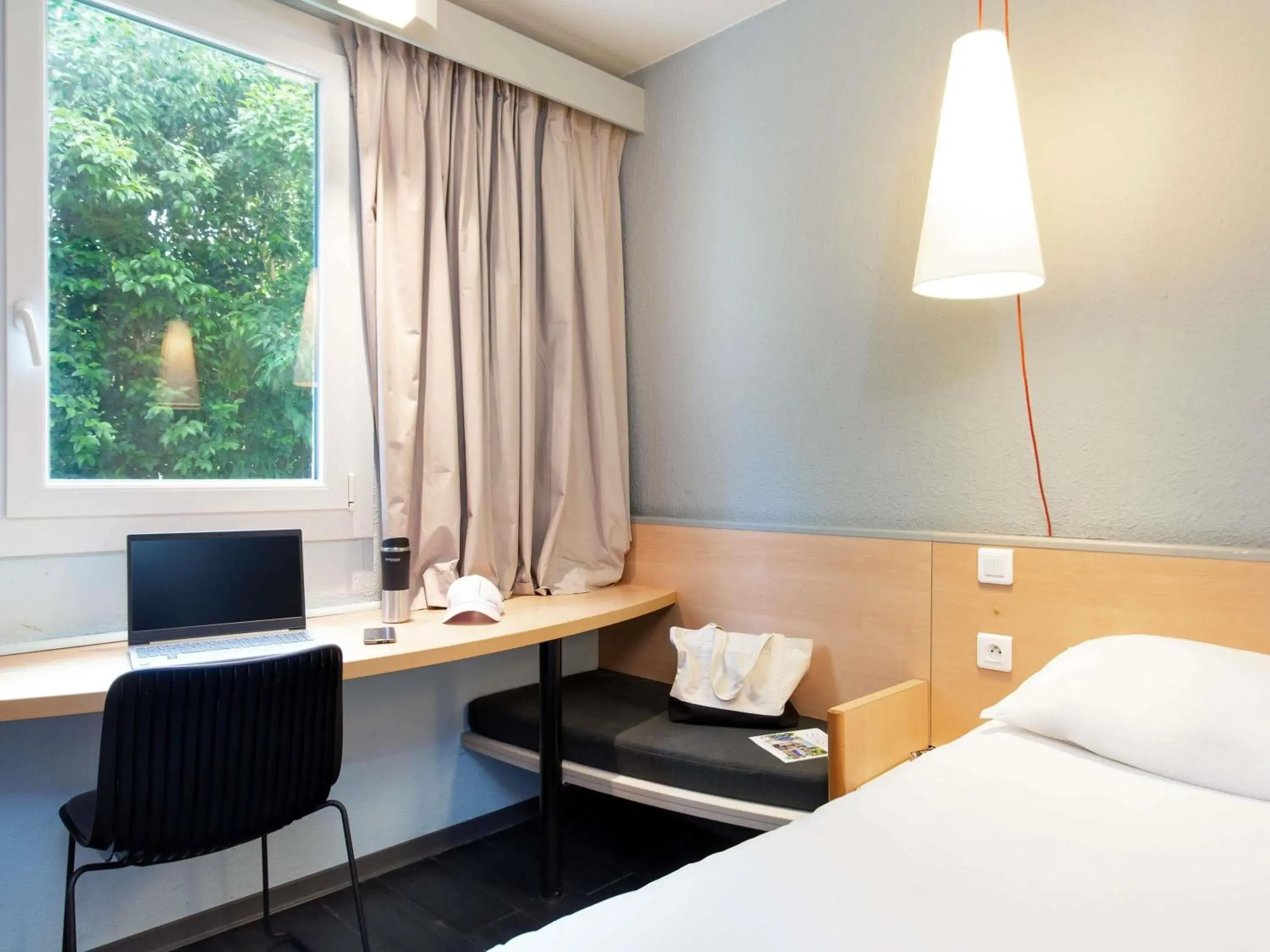 Property building, Bed in ibis Salon de Provence Property building, Bed in ibis Salon de Provence