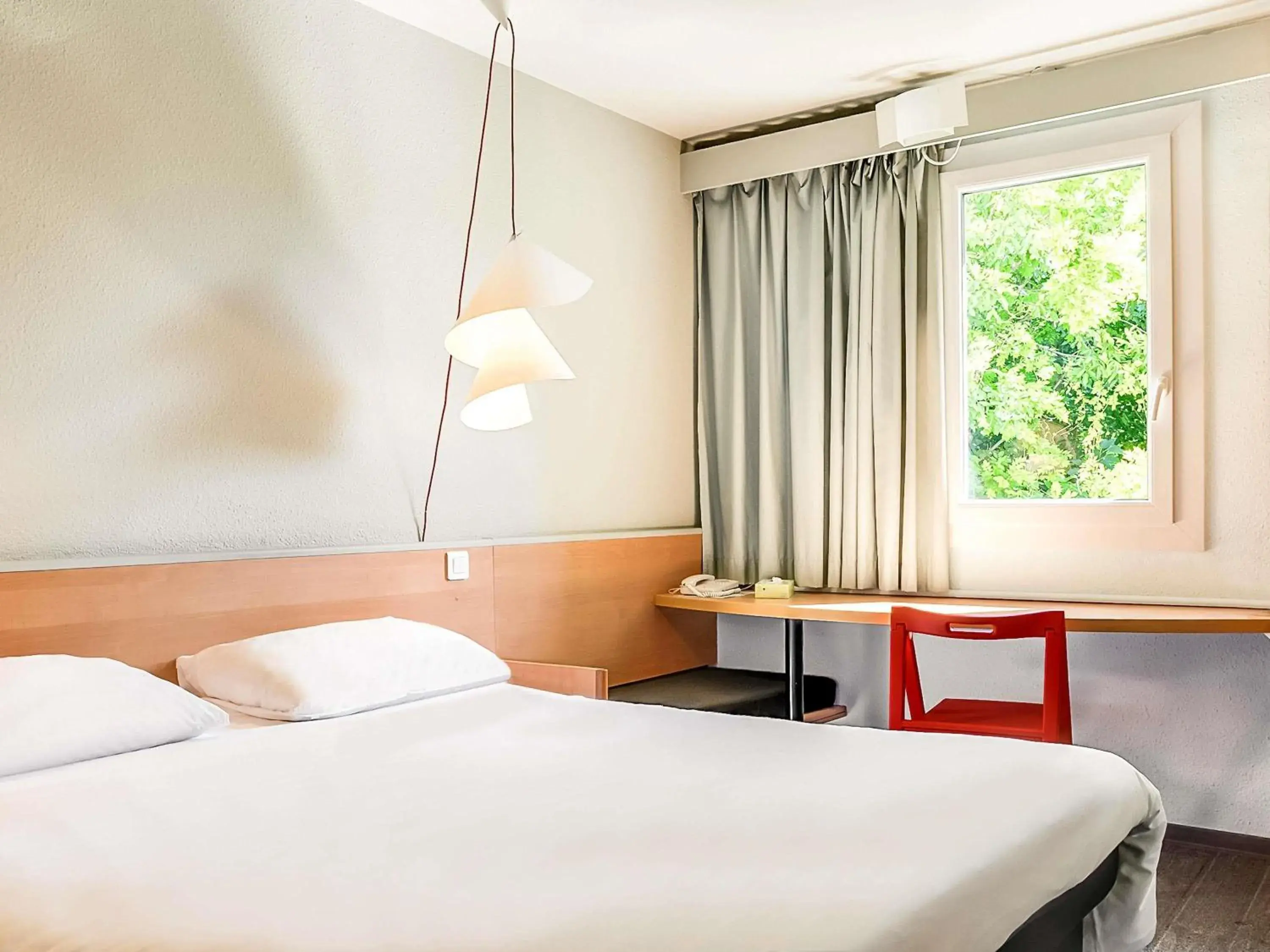 Bedroom, Bed in ibis Salon de Provence Bedroom, Bed in ibis Salon de Provence