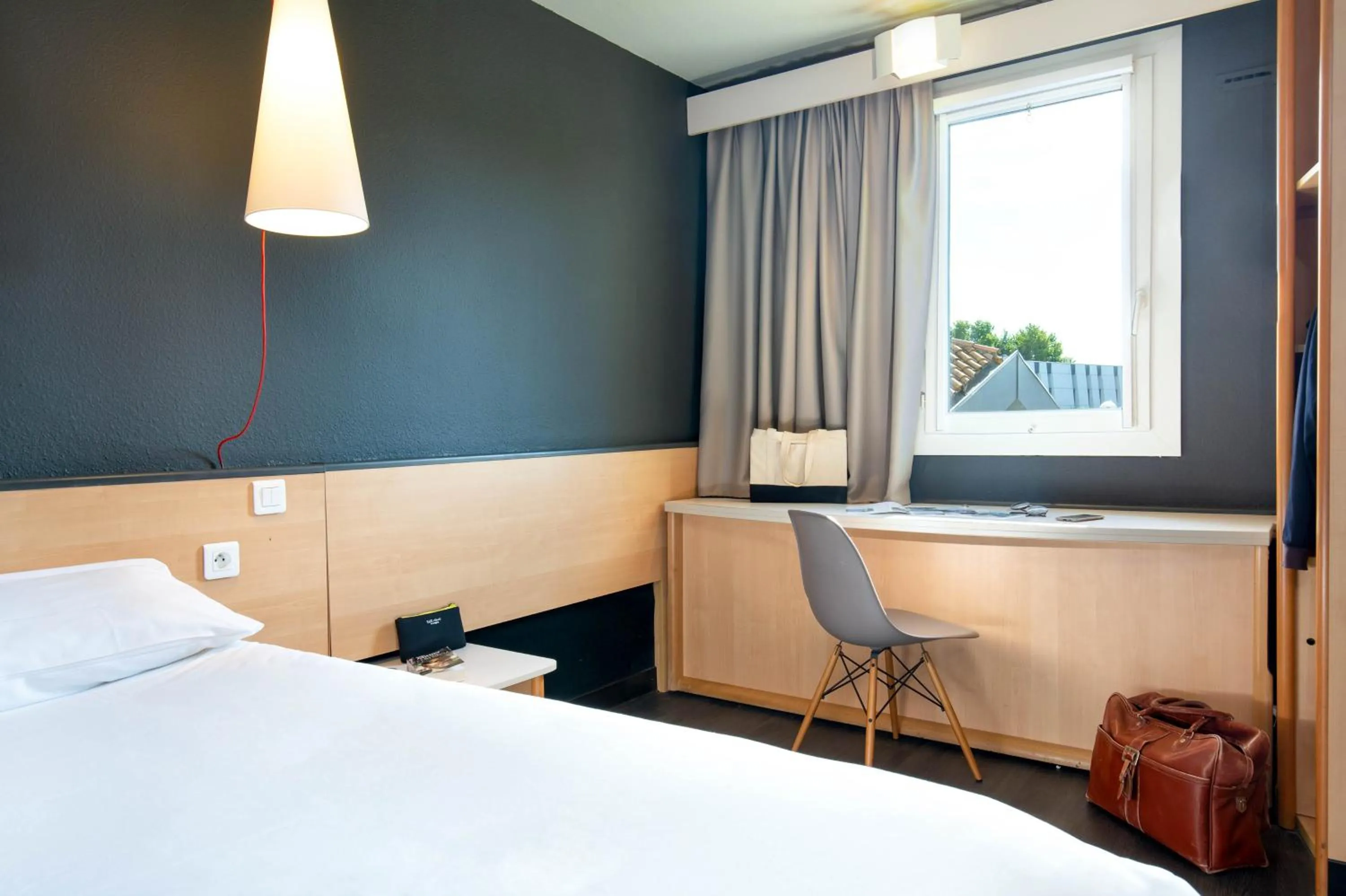 Photo of the whole room, Bed in ibis Salon de Provence