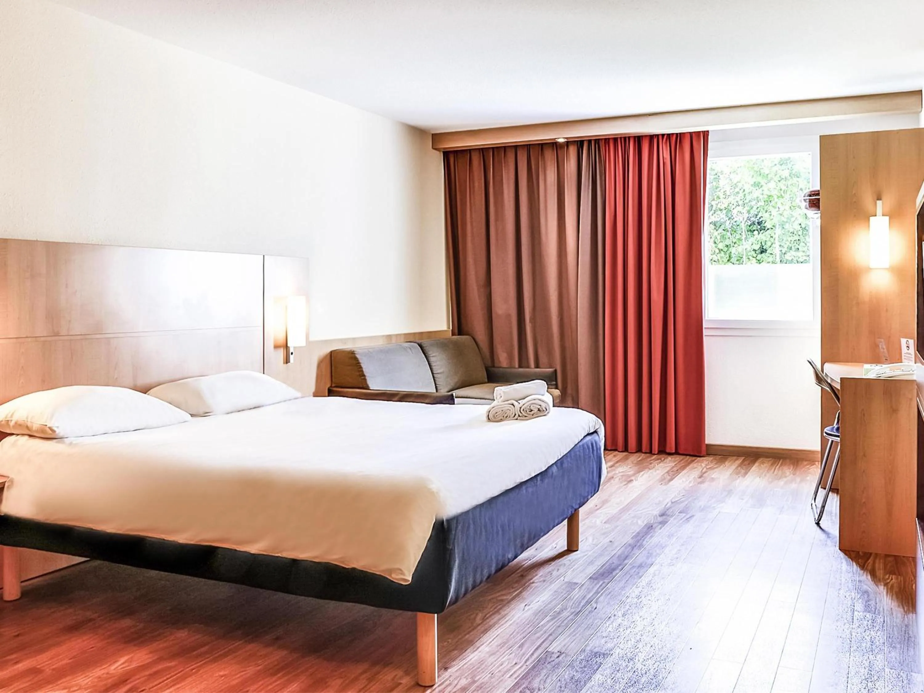 Bedroom, Bed in ibis Salon de Provence