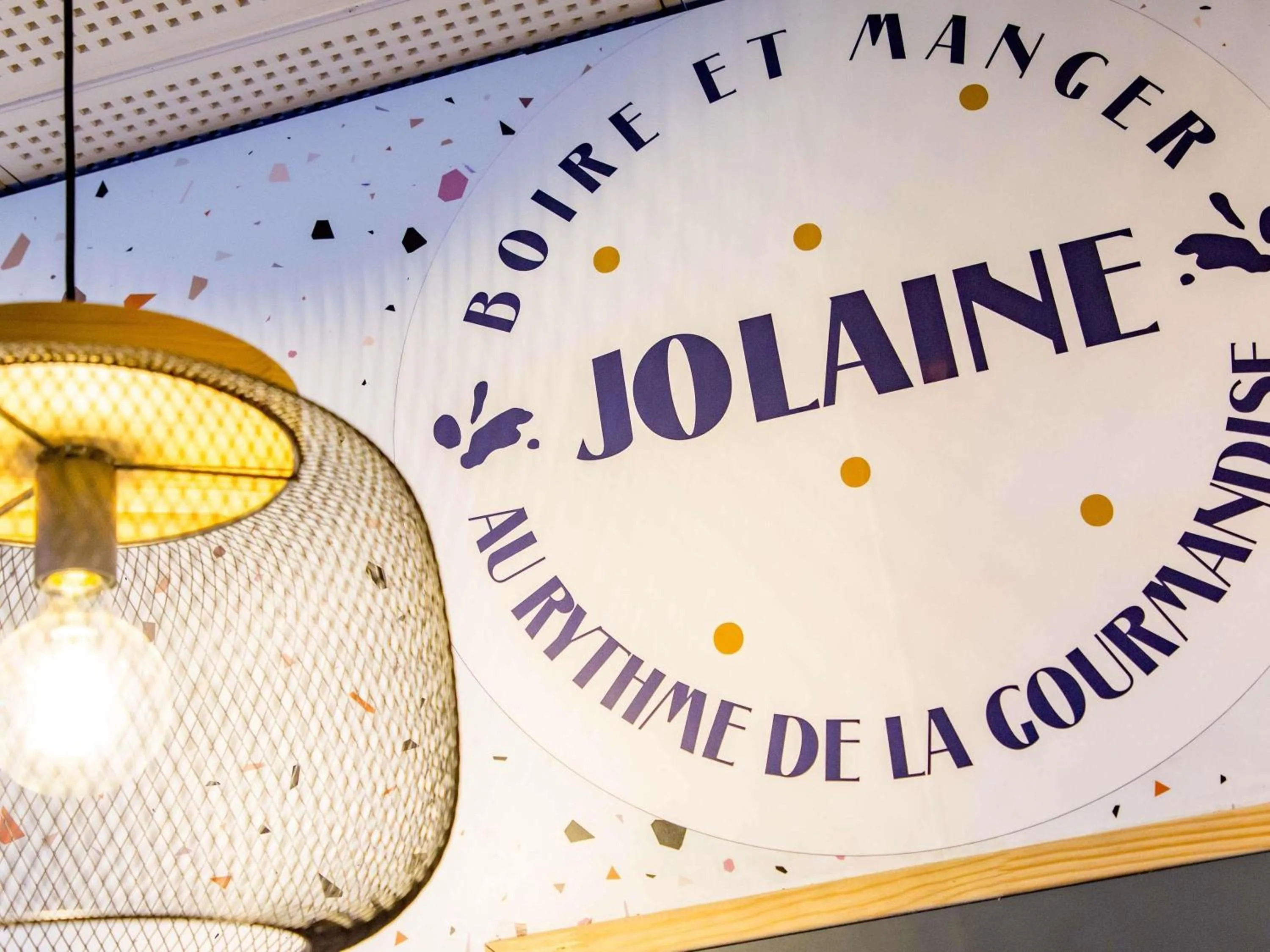 Lounge or bar in ibis Salon de Provence