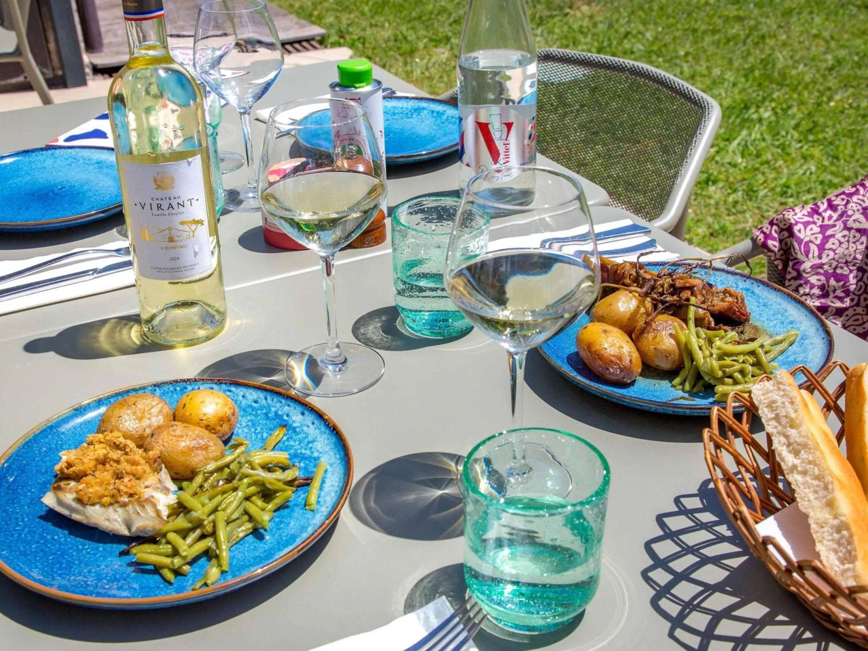 Lounge or bar in ibis Salon de Provence