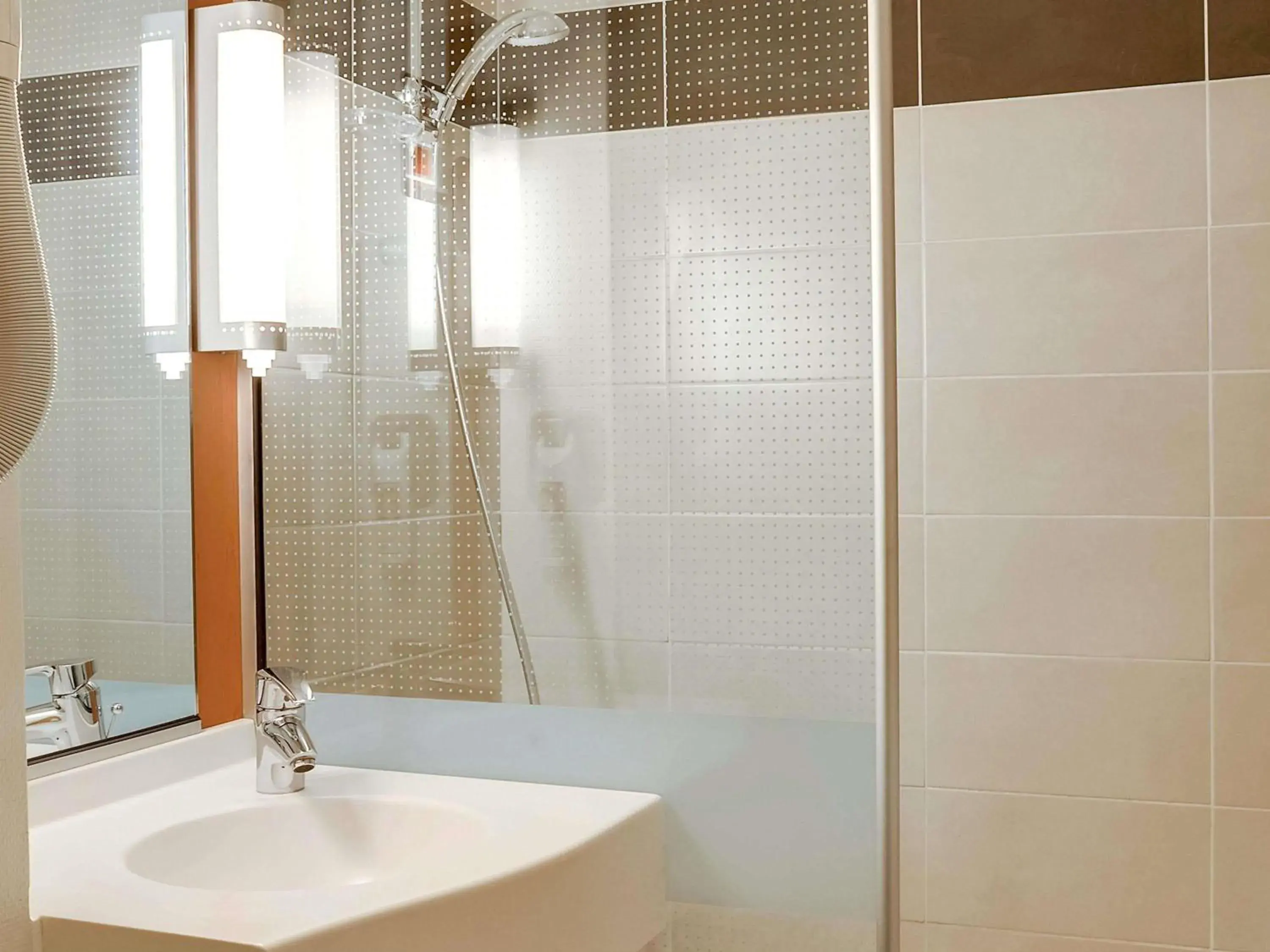 Bedroom in ibis Salon de Provence Bedroom in ibis Salon de Provence