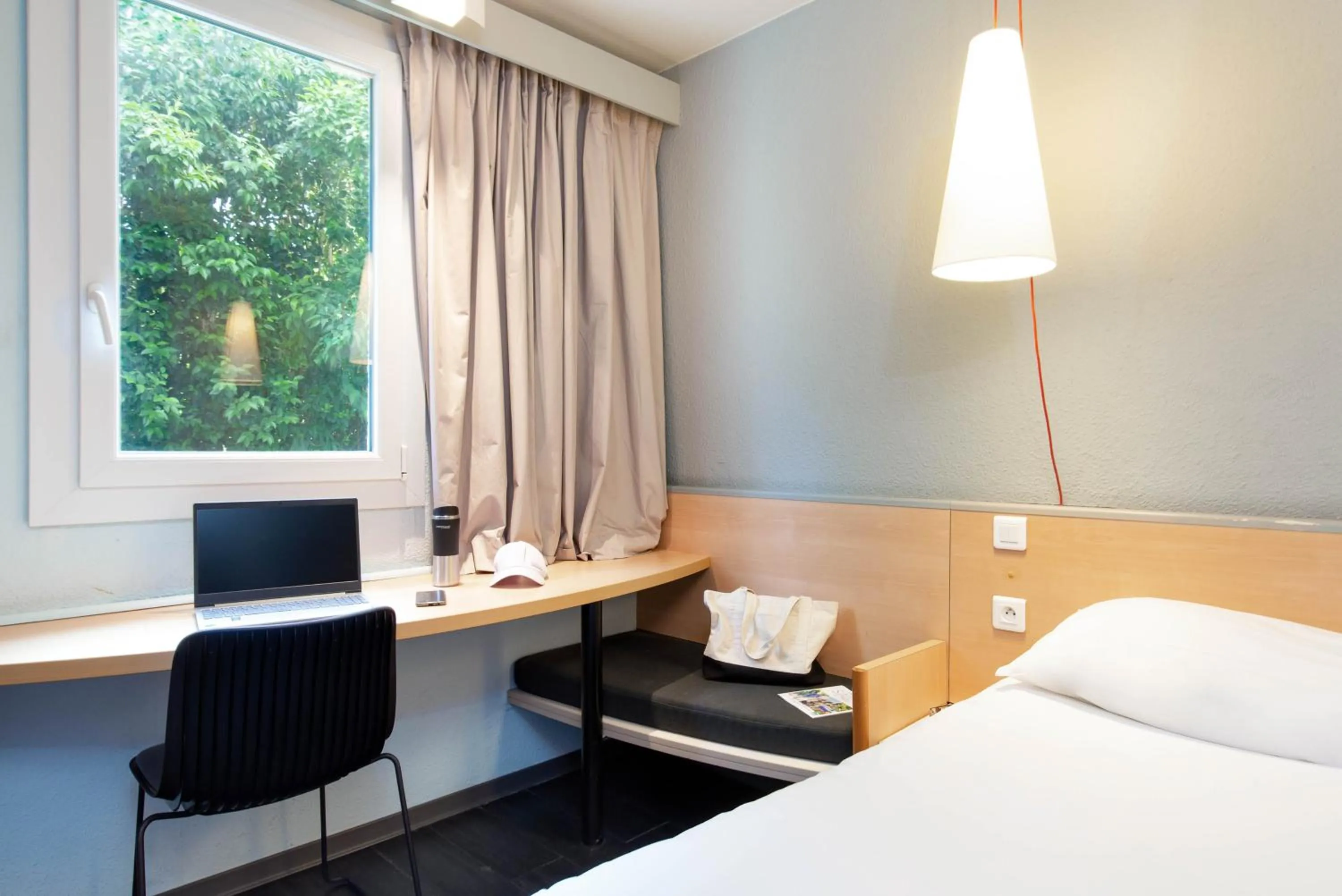 Bed in ibis Salon de Provence